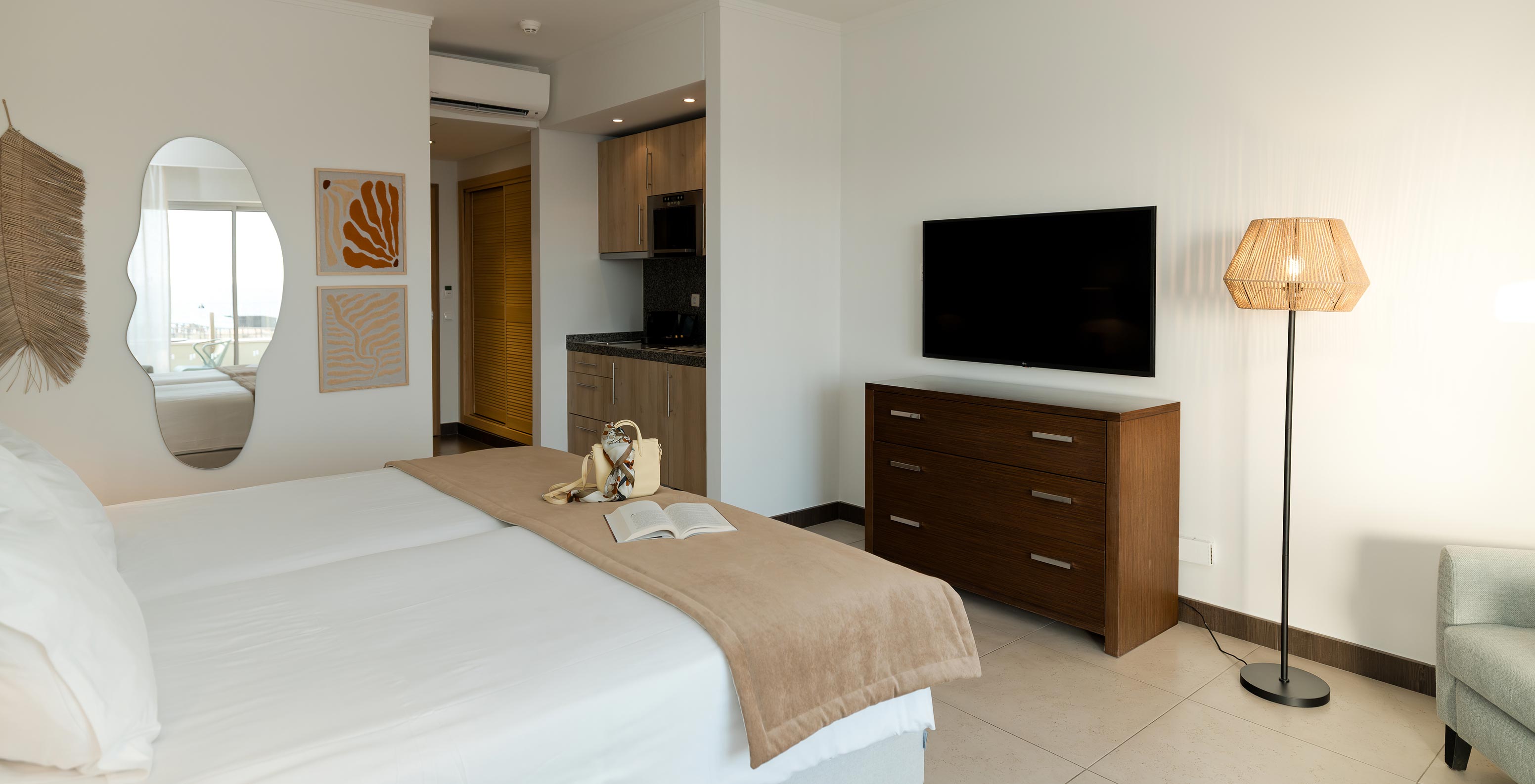 Studio Tuinzicht bij Pestana Alvor Beach Villas heeft twee bedden, tv, een spiegel en airco