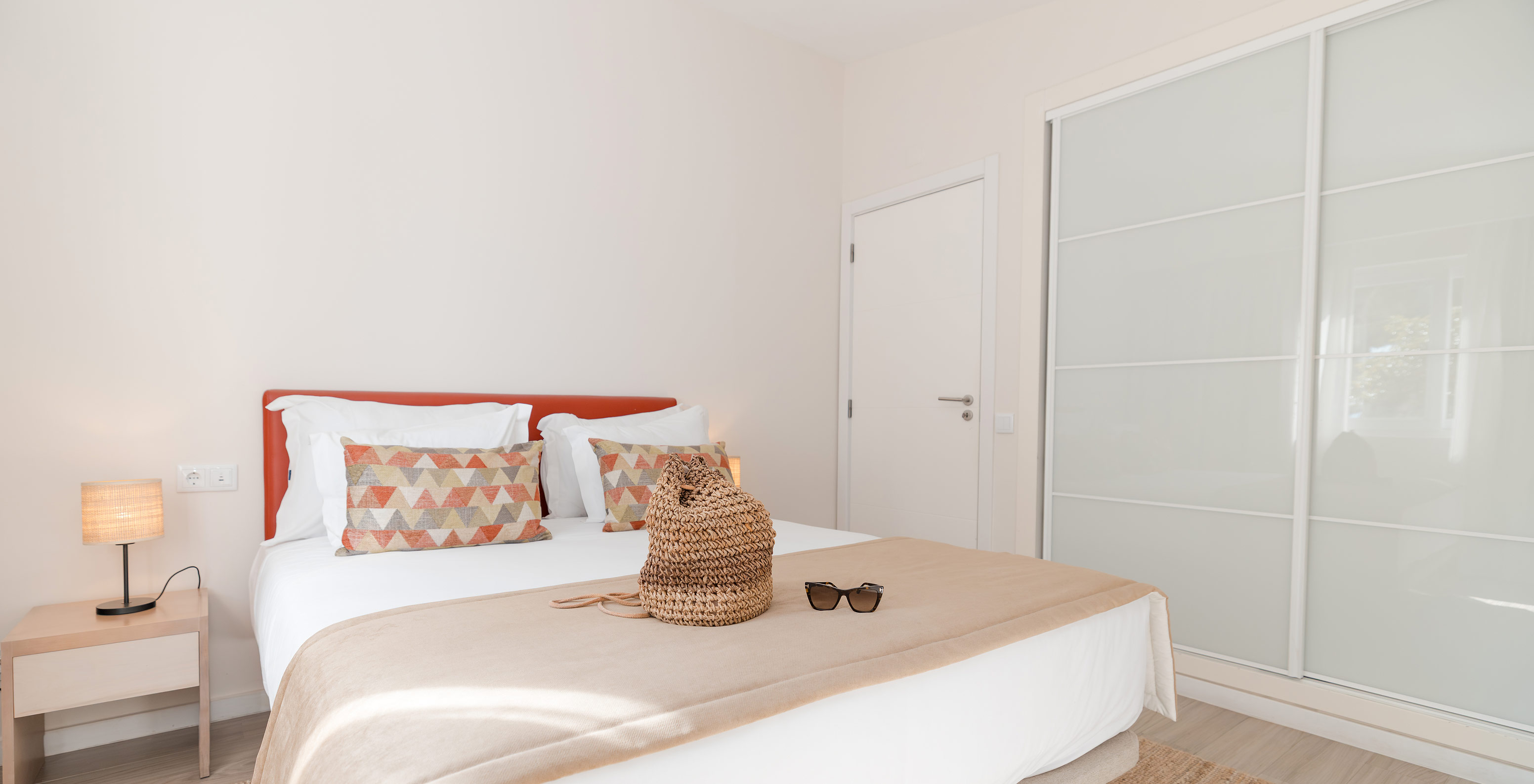 Villa 2 Slaapkamers Premium bij Pestana Alvor Beach Villas heeft kamer met tweepersoonsbed en inbouwkast