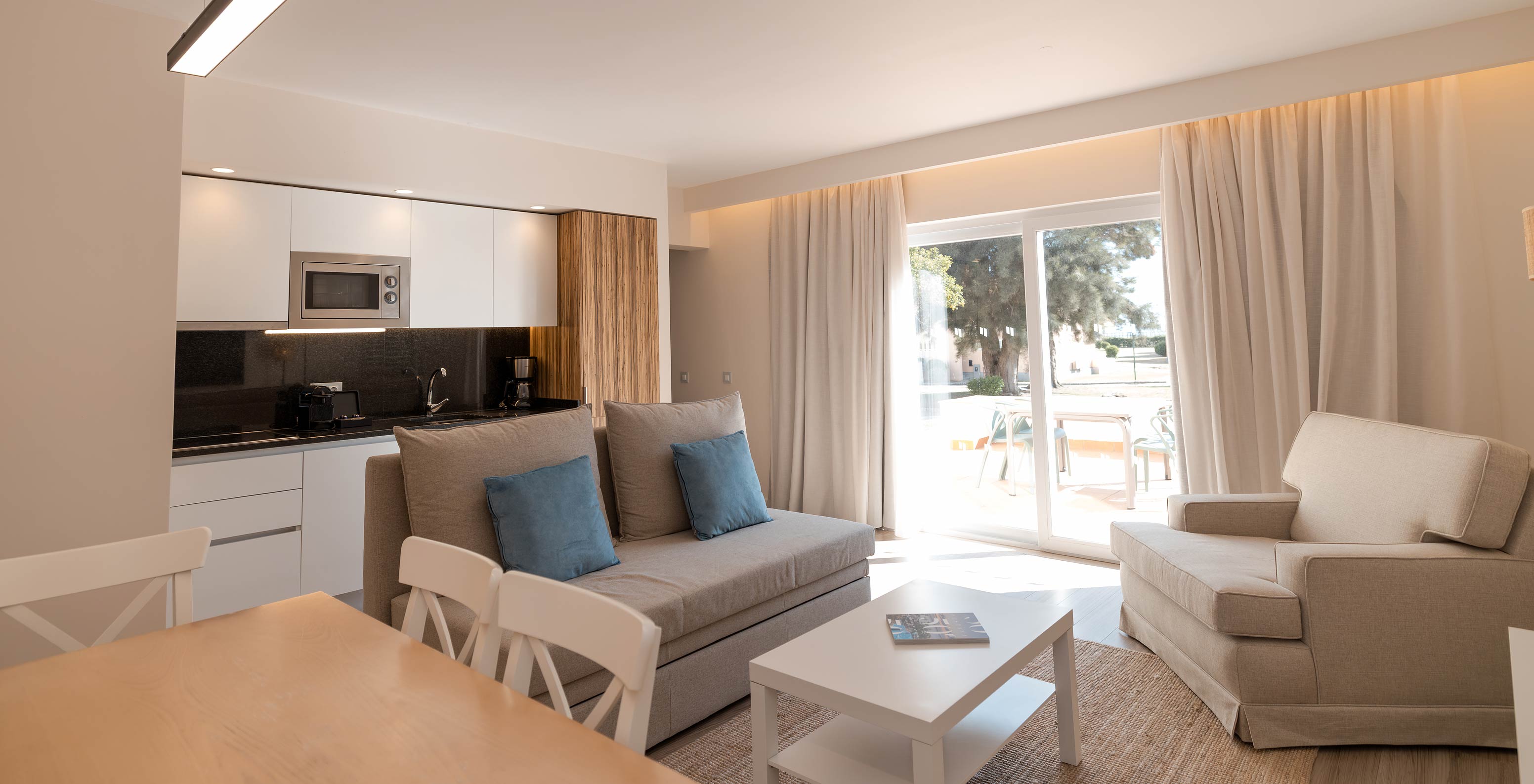 Villa 2 Slaapkamers Premium bij Pestana Alvor Beach Villas heeft kamer met twee bedden, nachtkastje en airco