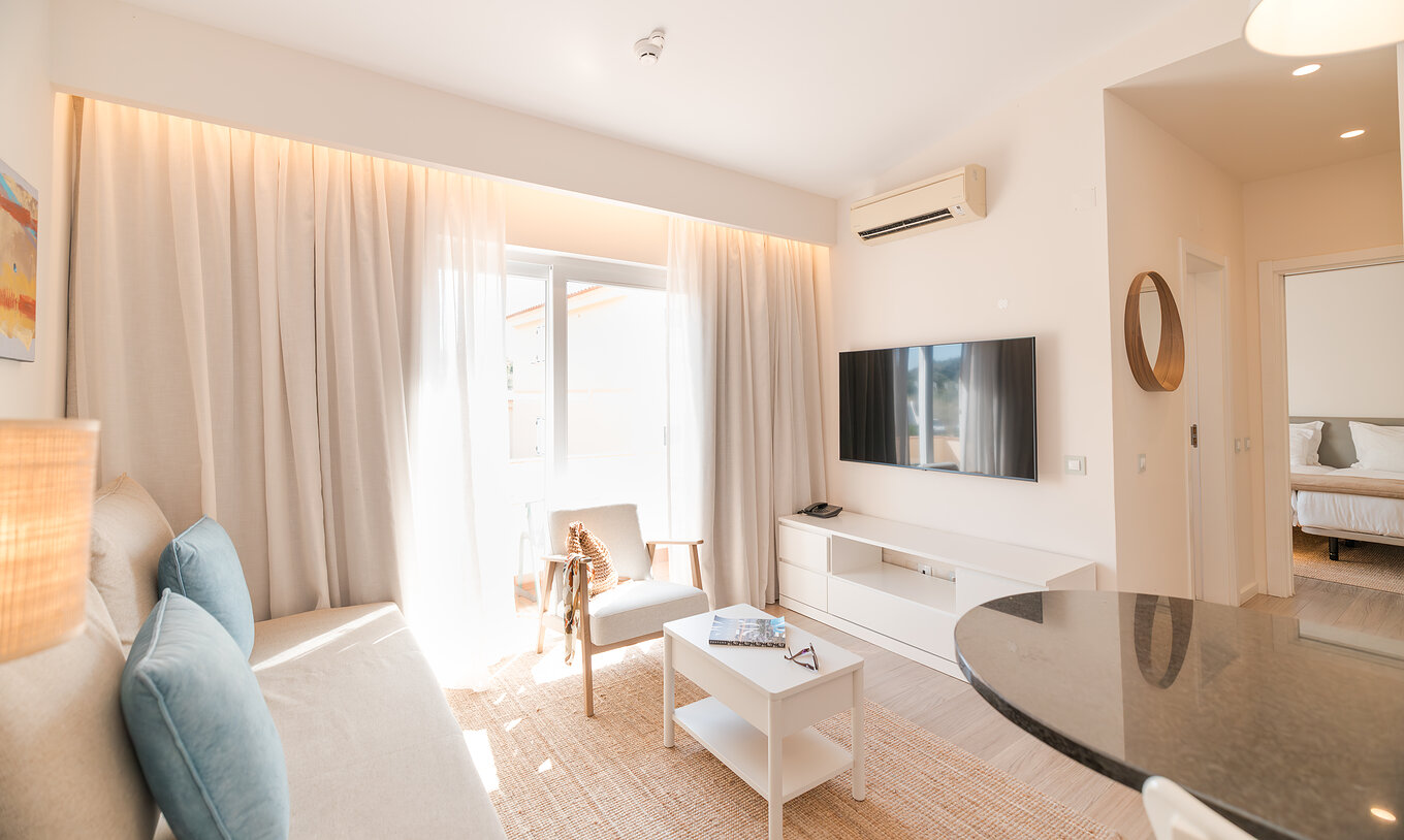 Villa 1 Slaapkamer Tuinzicht bij Pestana Alvor Beach Villas heeft een woonkamer met bank, tv, airco en balkon