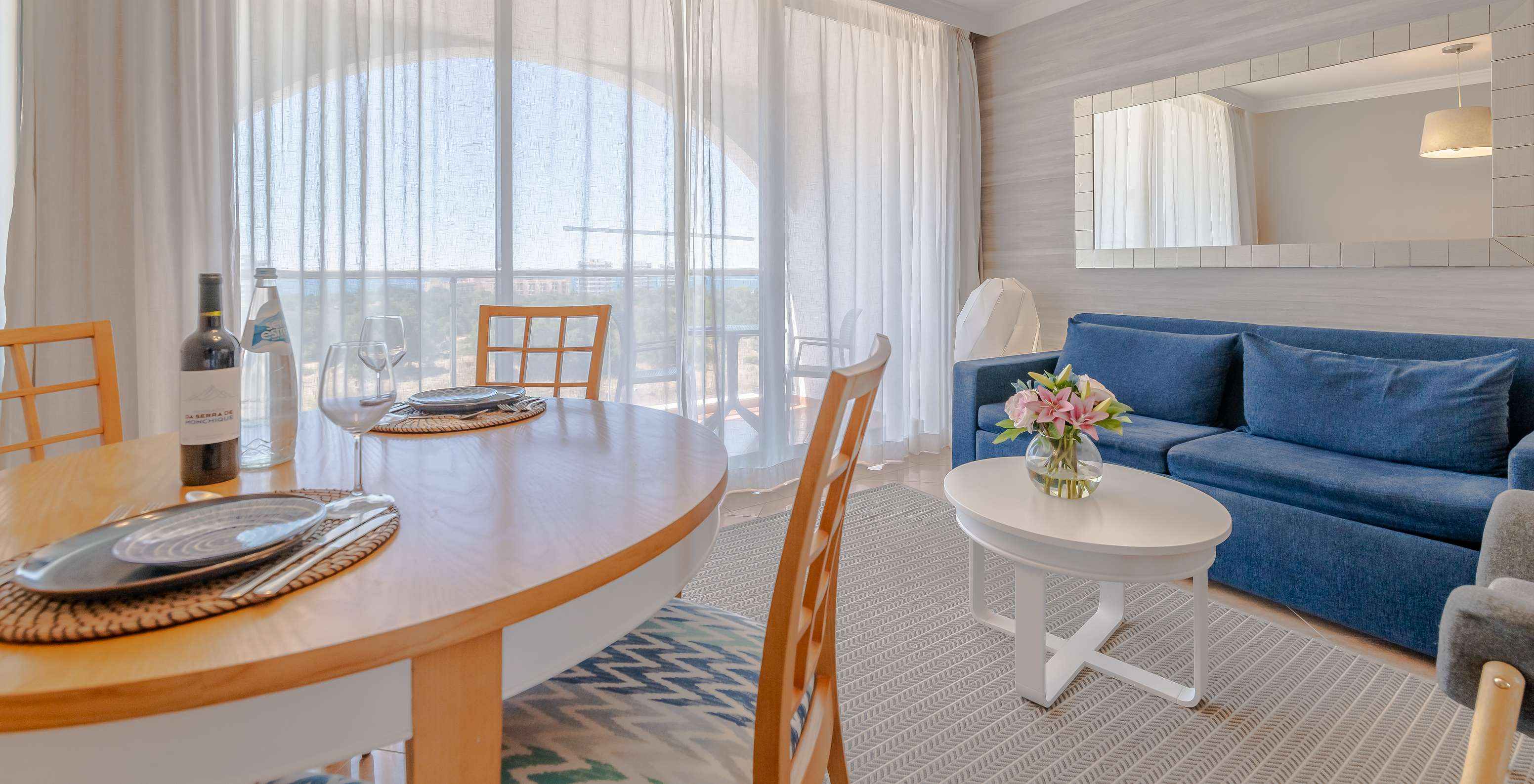 Het T0 - Premium Studio van Pestana Alvor Park heeft een eettafel, een bank en balkon