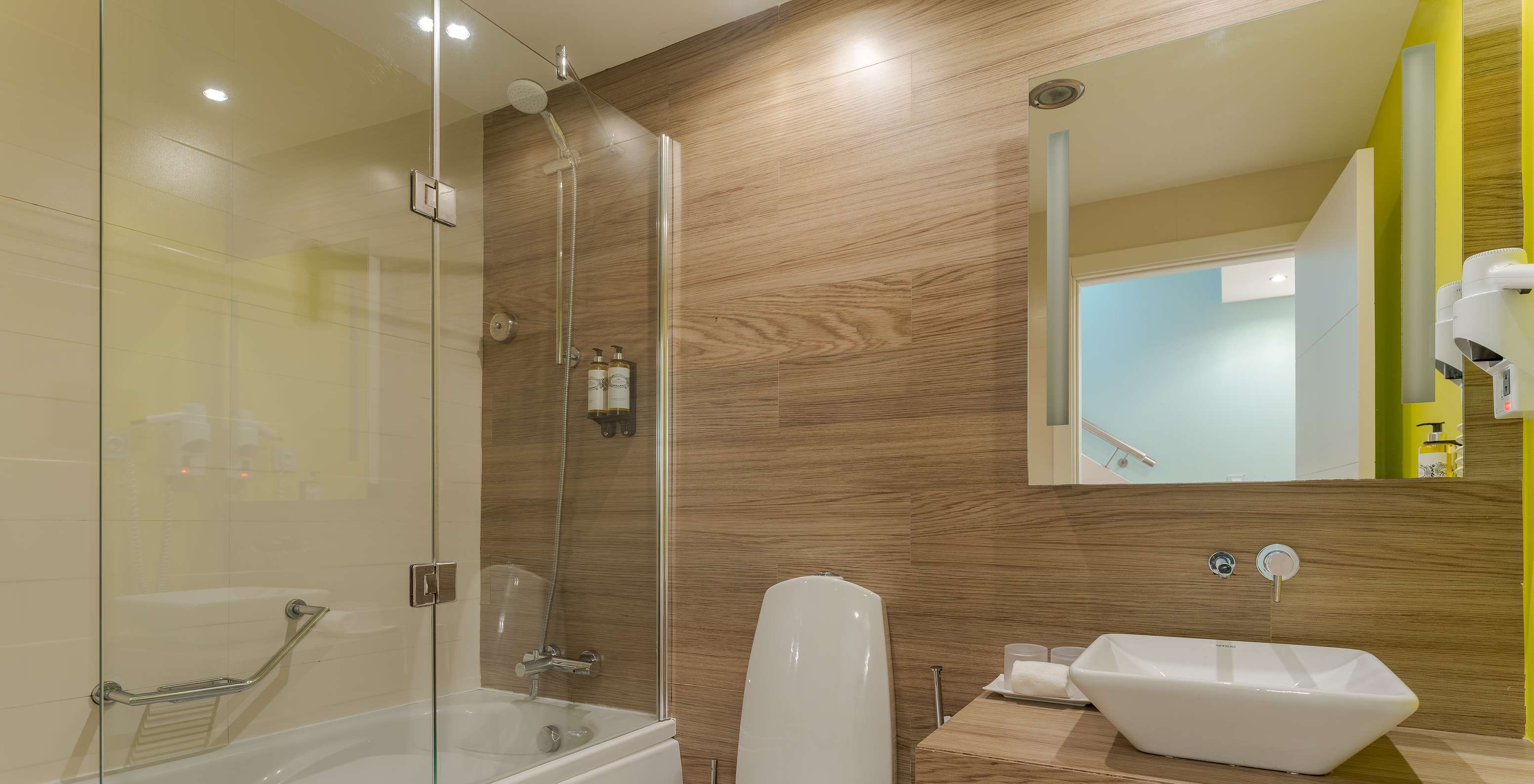 De Studio met privé dompelbad van Pestana Alvor Praia heeft een badkamer met toilet, bad en wastafel