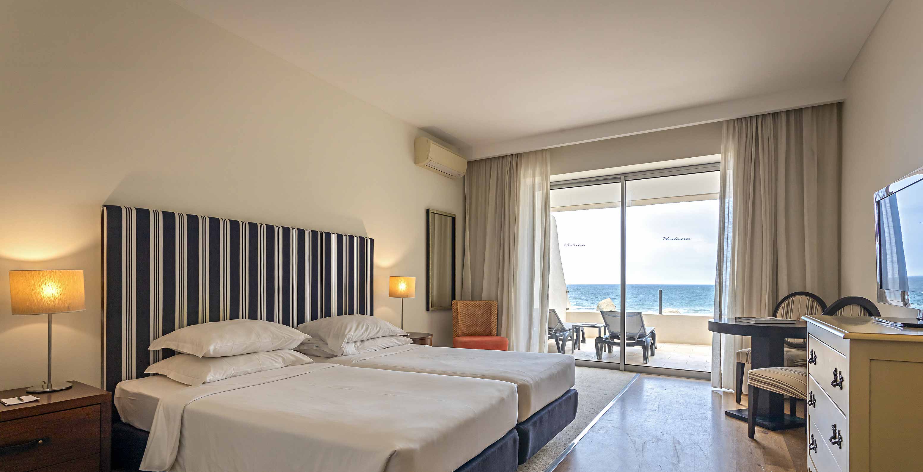 Het Cliff Studio in Pestana Alvor Praia heeft een tweepersoonskamer met een balkon, ligstoelen en uitzicht op zee