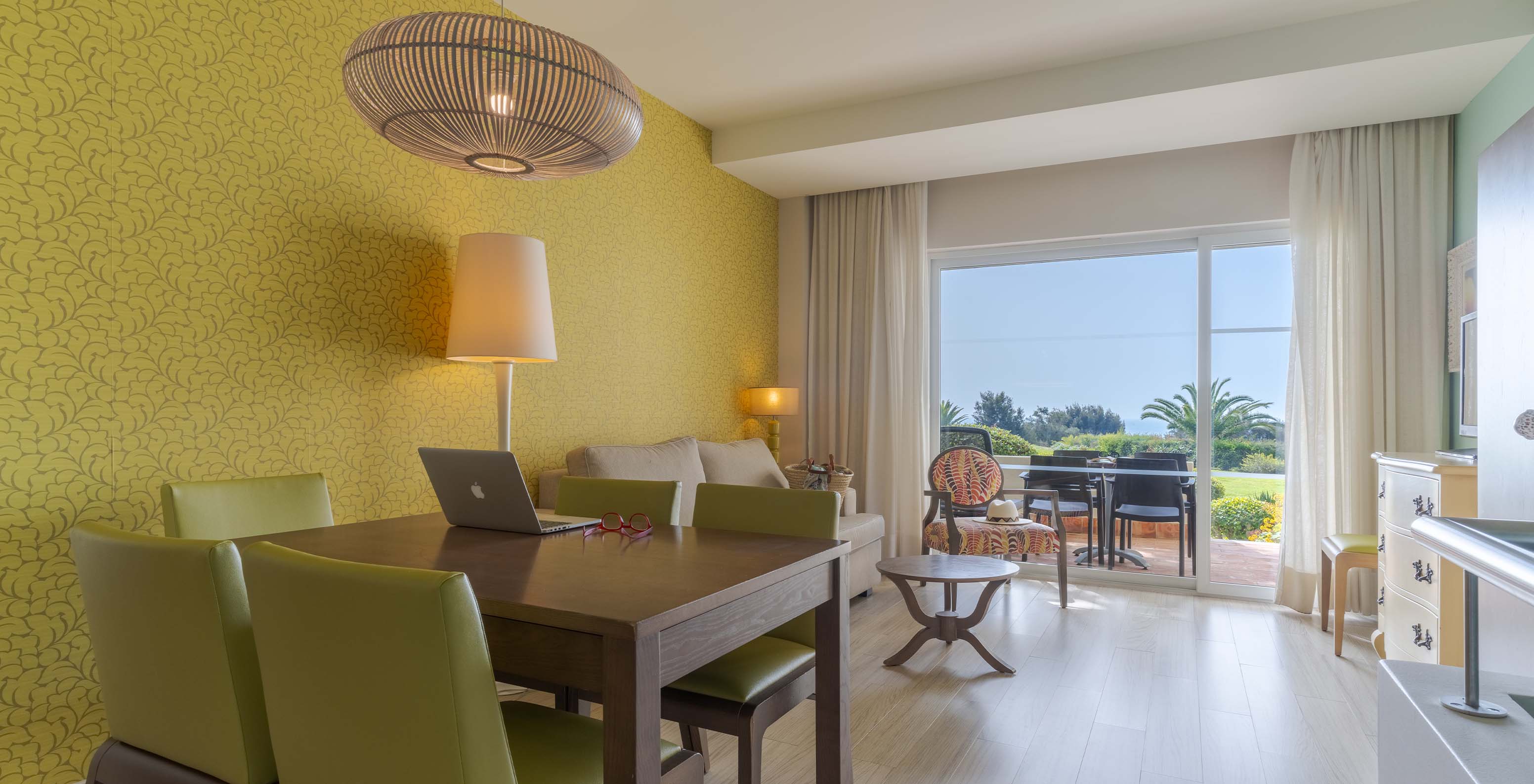 De Suite T1 Duplex met uitzicht op de zee van Pestana Alvor Praia heeft woonkamer met eettafel, stoelen, bank en balkon