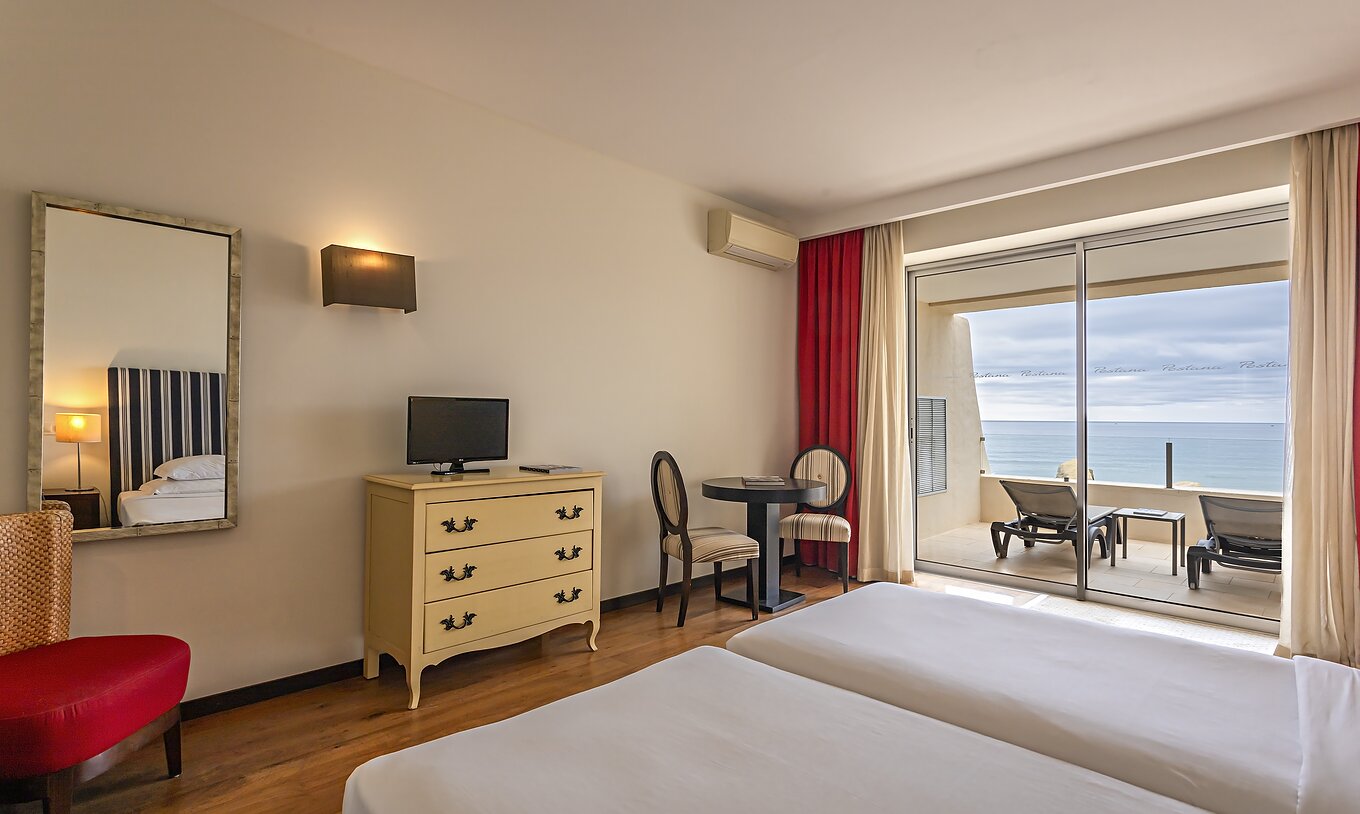 Het Cliff Studio in Pestana Alvor Praia heeft een tweepersoonskamer met ladekast, tv en balkon met zeezicht