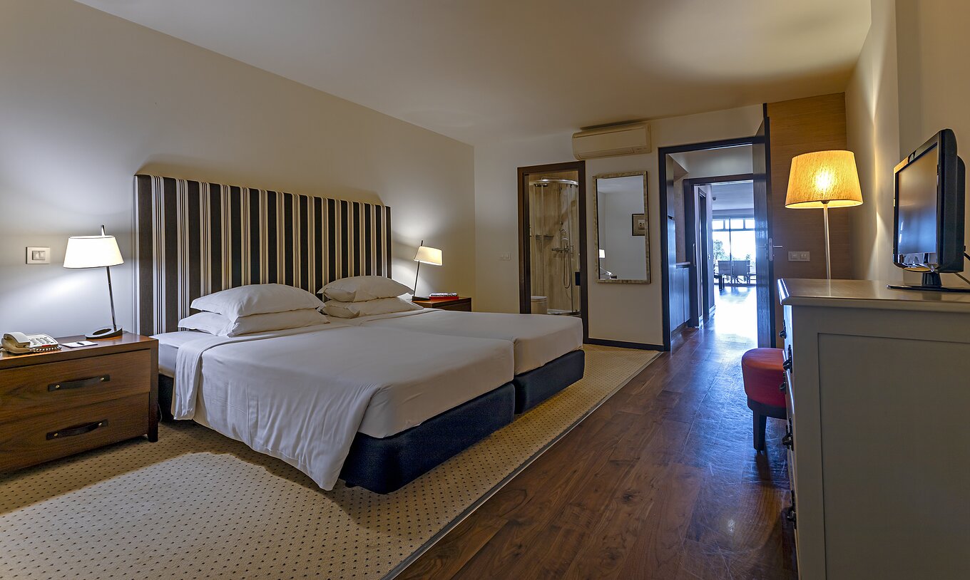 De Cliff Suite T2 in Pestana Alvor Praia heeft een tweepersoonskamer met een badkamer, een televisie en airconditioning