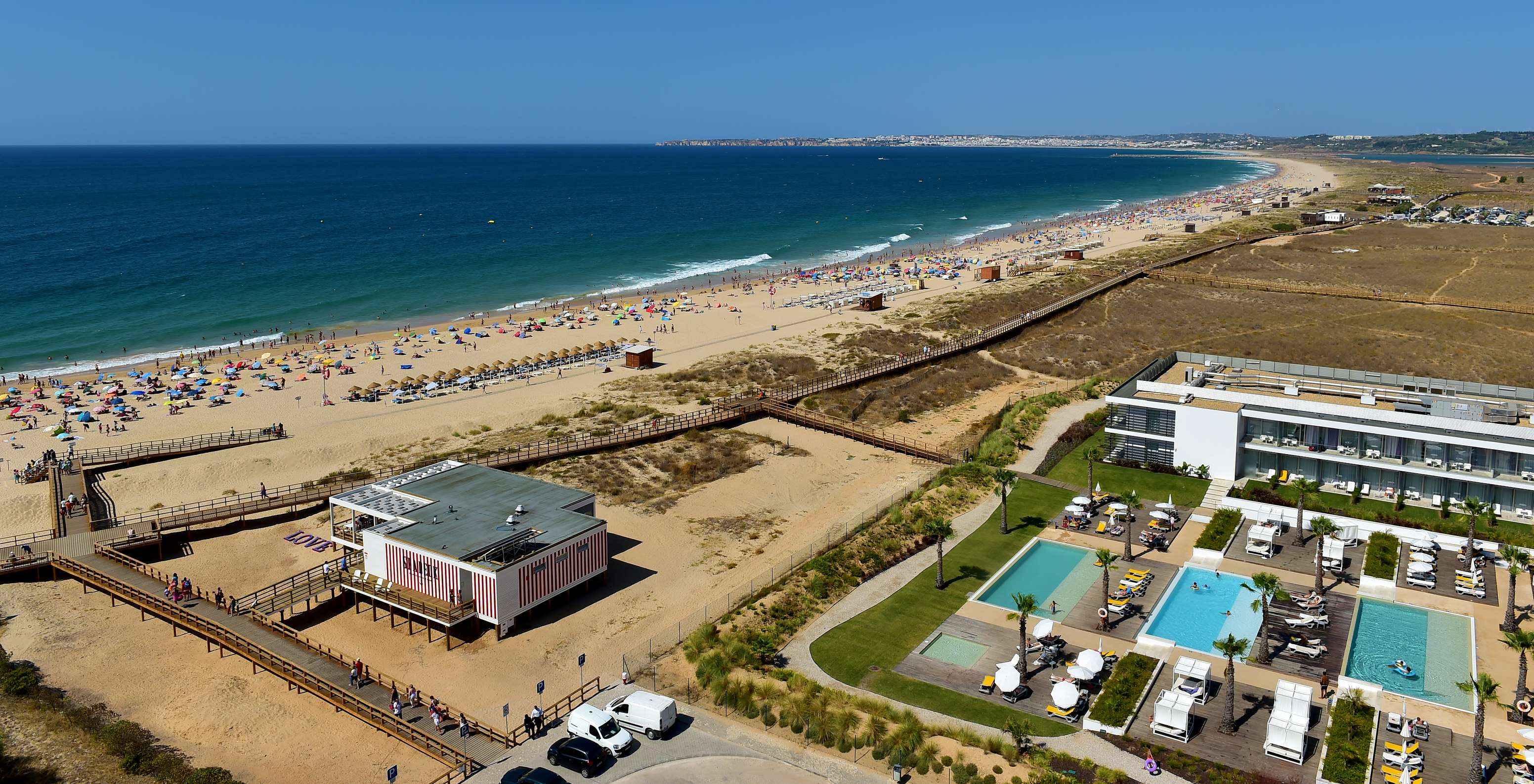 Luchtfoto van hotel Pestana Alvor South Beach, restaurant Sea Deck en de promenades naar het strand van Alvor