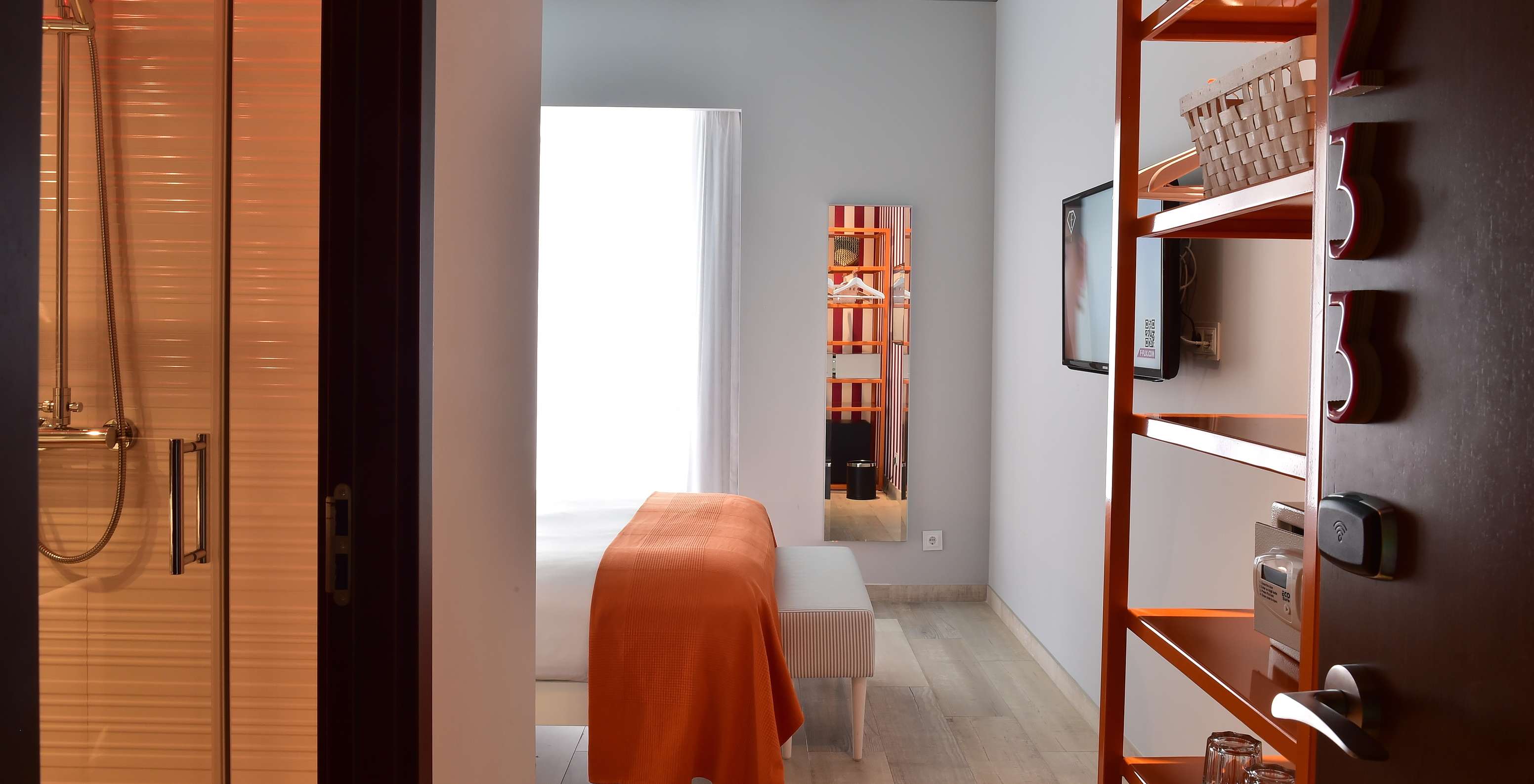 De Deluxe - Exclusief Website van Pestana Alvor South Beach heeft een kleine open kast met haken en planken