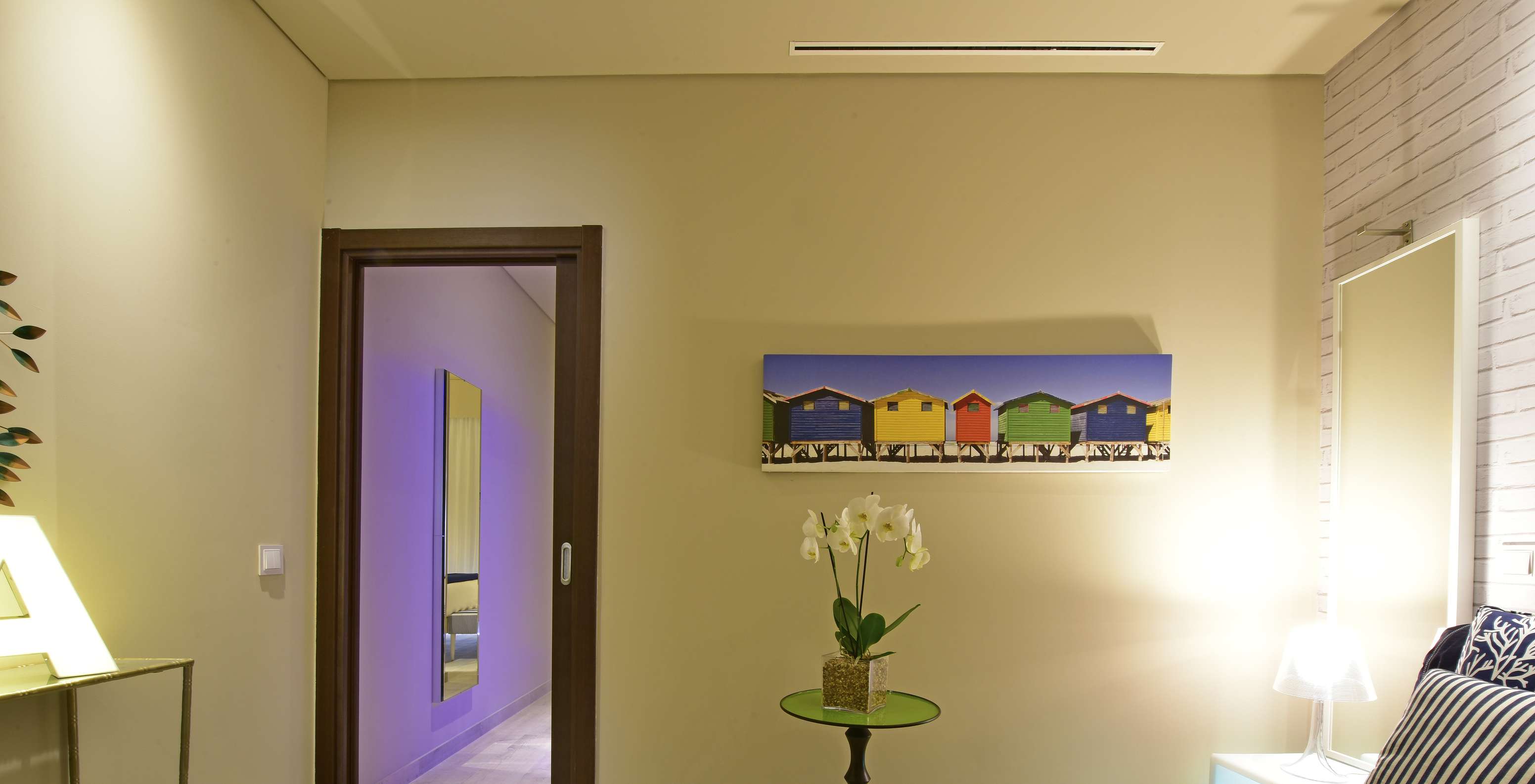 De Suite van Pestana Alvor South Beach heeft een kleine woonkamer met een slaapbank. Moderne en kleurrijke inrichting