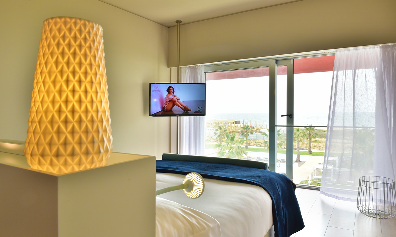 De Deluxe Zeezicht bij Pestana Alvor South Beach heeft een tweepersoonsbed een tv en een raam