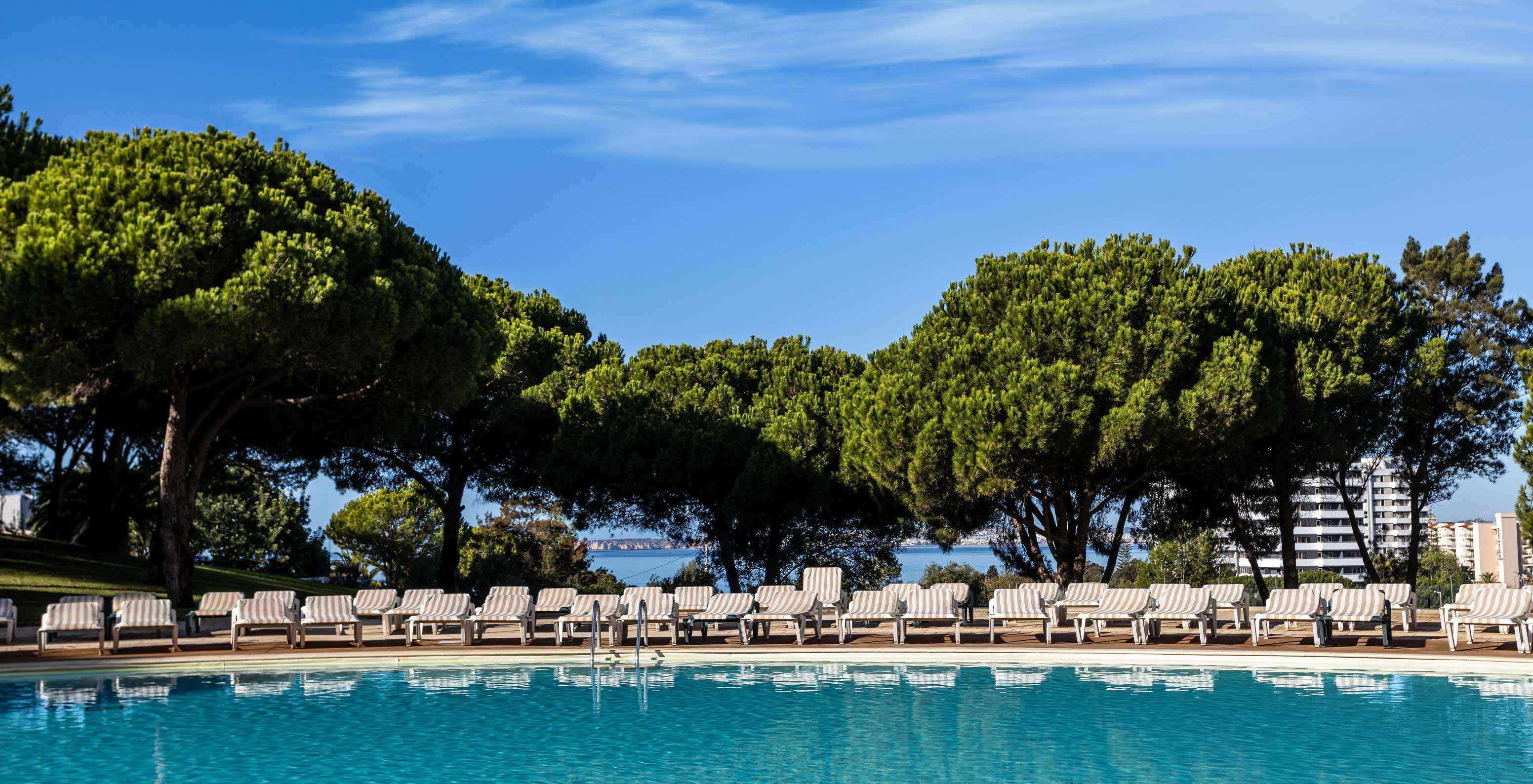 Pestana Blue Alvor Beach is een 5-sterrenhotel vlak bij het strand met drie buitenzwembaden en ligstoelen