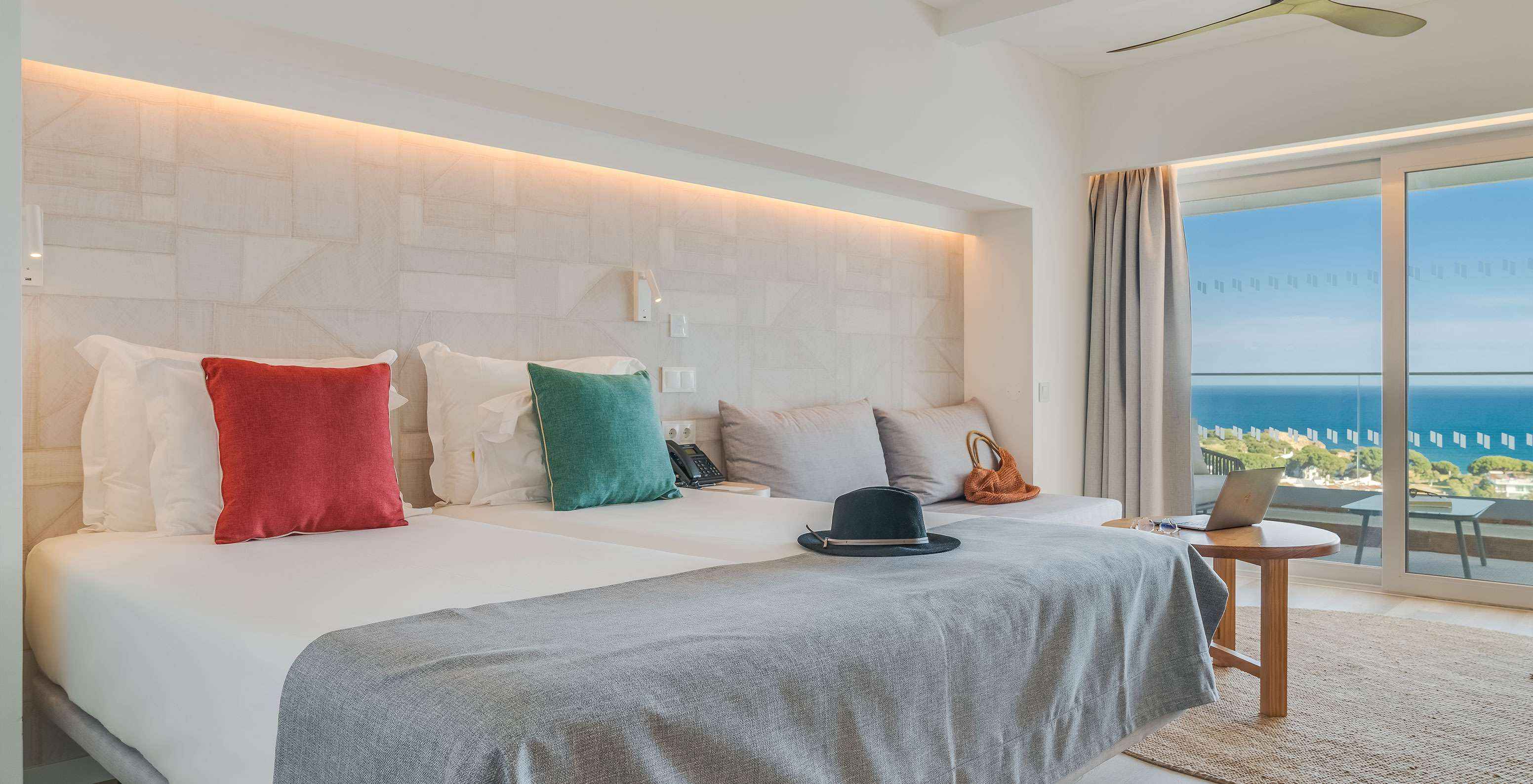 De Klassieke Kamer met Zeezicht van Pestana Blue Alvor Beach heeft twee eenpersoonsbedden met witte lakens en bank