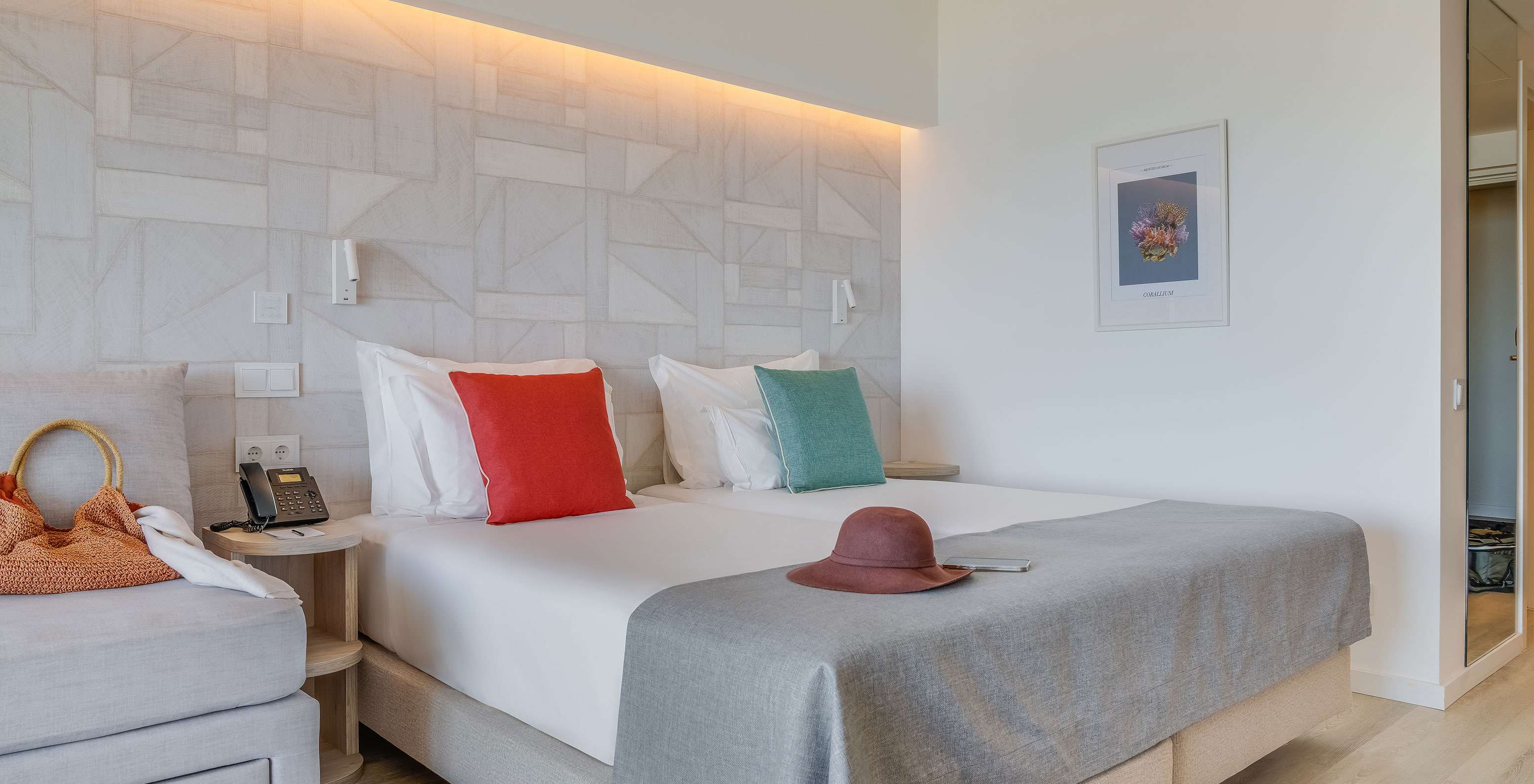 De Familiekamer van Pestana Blue Alvor Beach heeft twee eenpersoonsbedden, schilderij en grote spiegel aan de muur