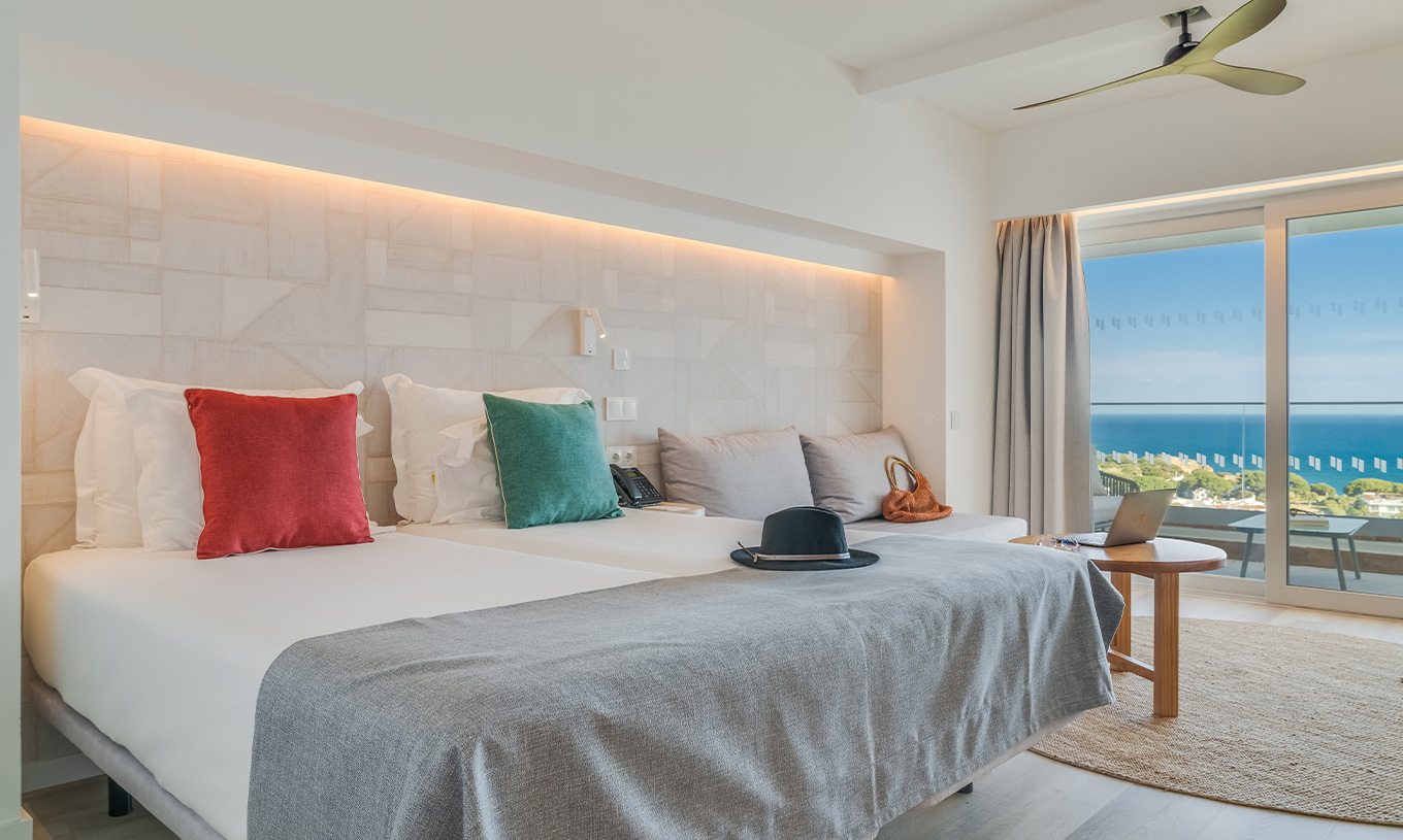 De Klassieke Kamer met Zeezicht van Pestana Blue Alvor Beach heeft twee eenpersoonsbedden met witte lakens en bank