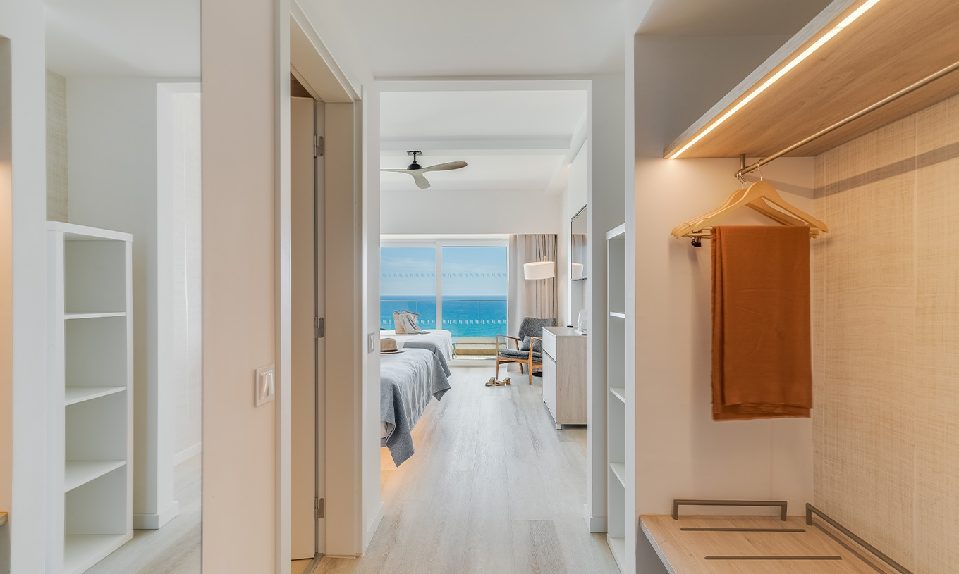 De Superior Familiekamer met Zeezicht van Pestana Blue Alvor Beach heeft gang met kast en spiegel en balkon