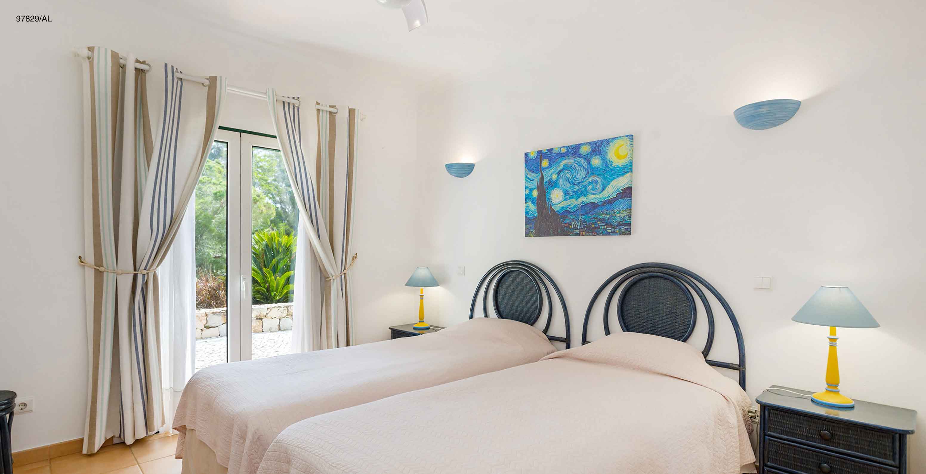 Het appartement Pestana Carvoeiro Golf T2 Standard heeft een slaapkamer met twee eenpersoonsbedden en een nachtkastje