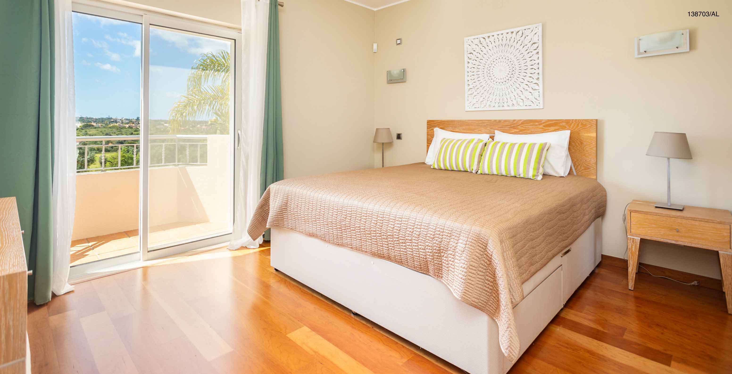 Het appartement Pestana Carvoeiro Golf T2 Superior heeft een slaapkamer met een tweepersoonsbed een nachtkastje en een balkon