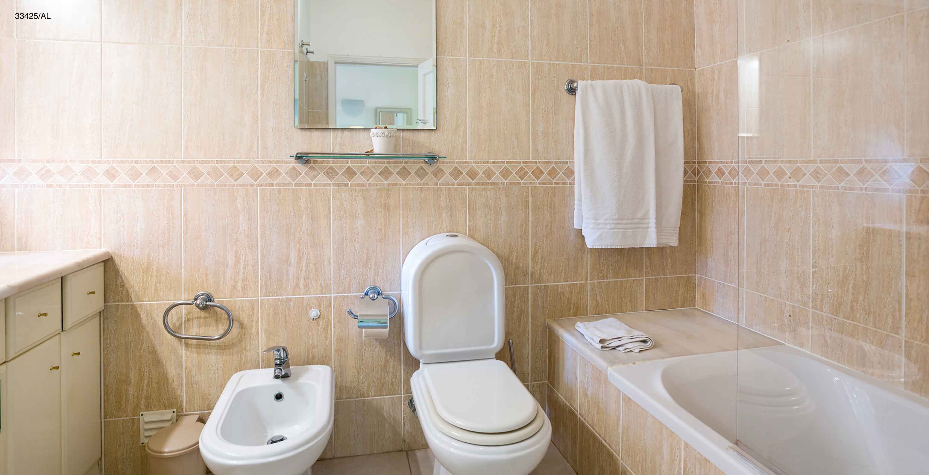Het appartement Pestana Carvoeiro Golf T2 Standard heeft een badkamer met een bad, toilet en bidet