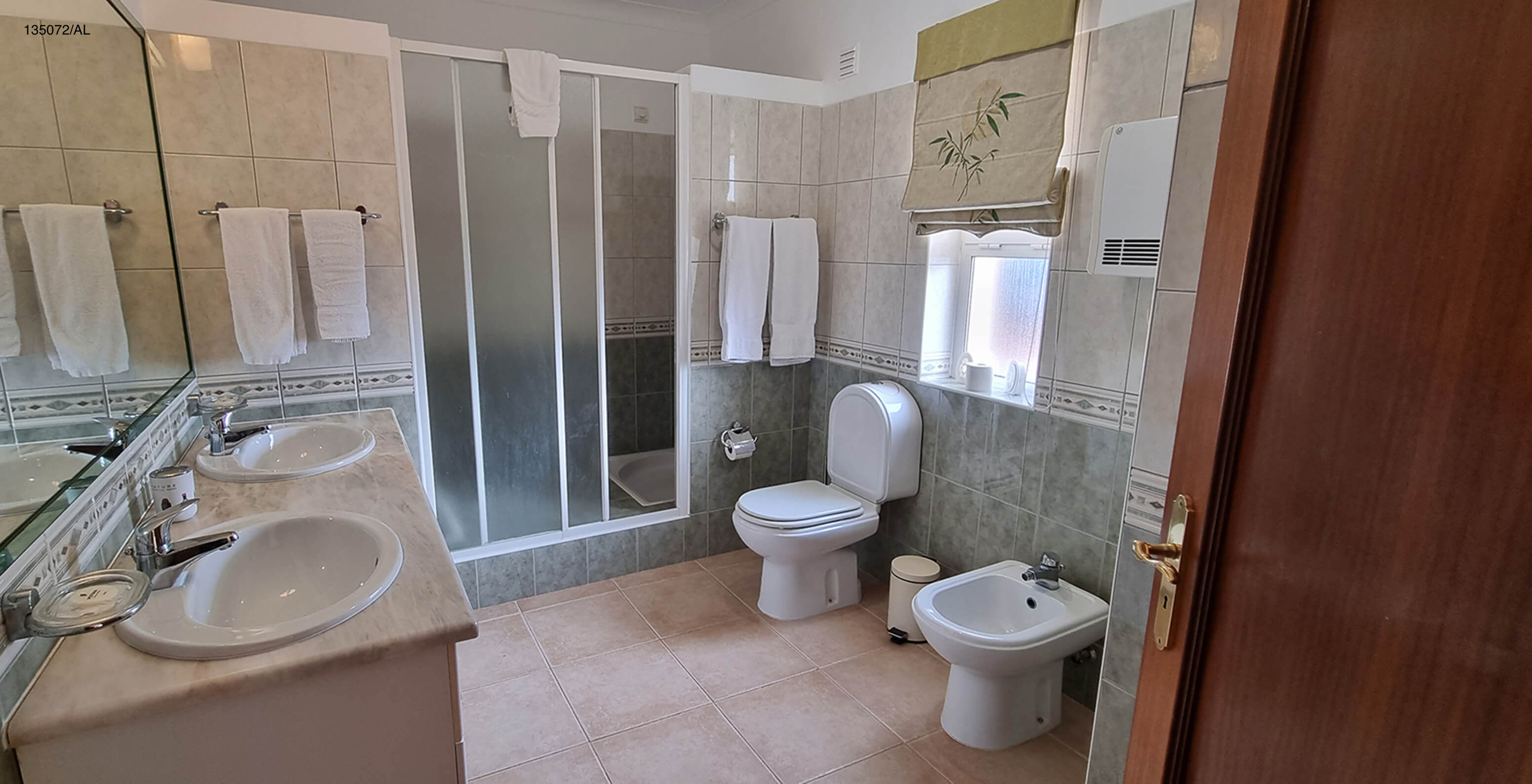 De villa Pestana Carvoeiro Golf V3 Standard heeft een badkamer met toilet, twee wastafels en een douche
