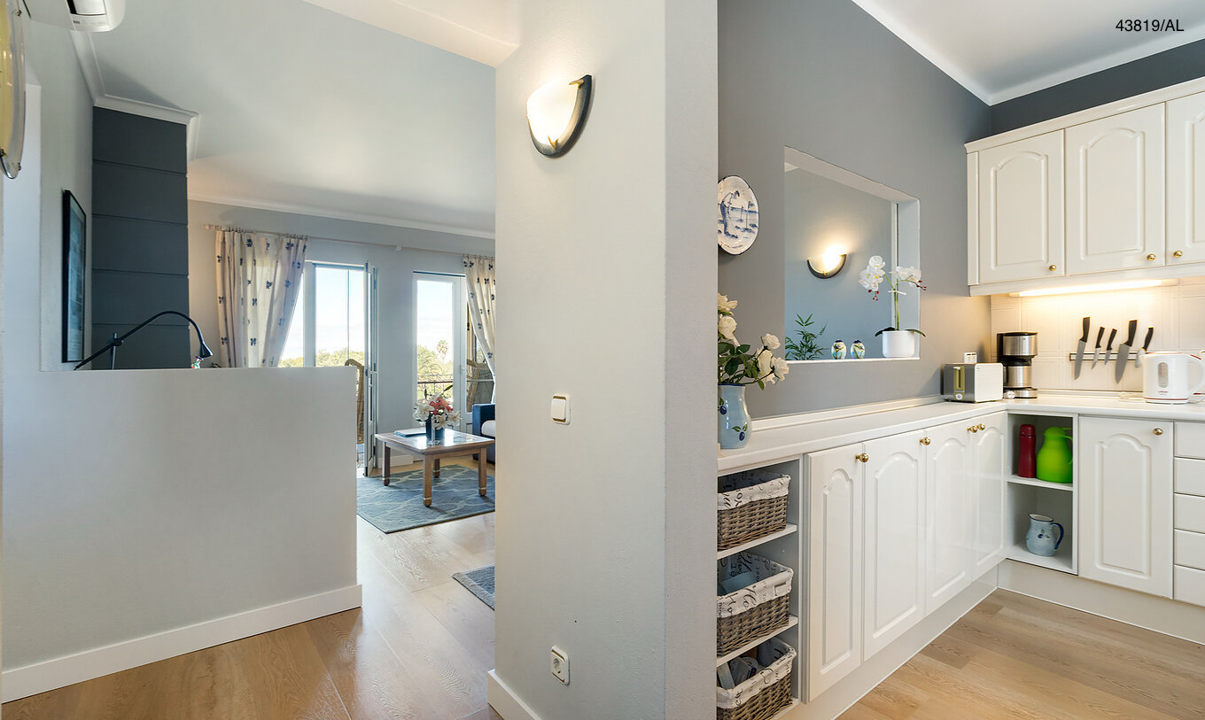 Het appartement Pestana Carvoeiro Golf T1 Superior heeft een ingang met uitzicht op de woonkamer en de keuken