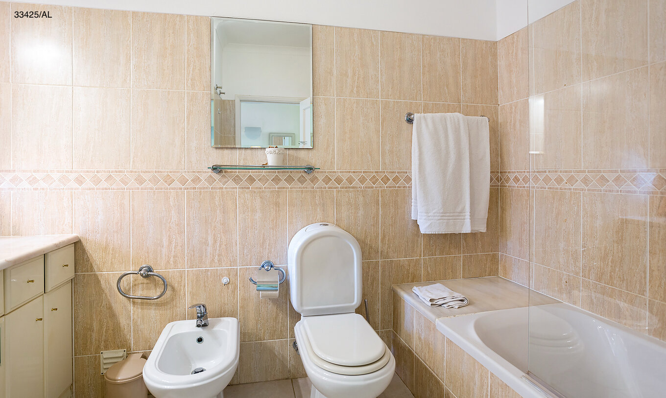 Het appartement Pestana Carvoeiro Golf T2 Standard heeft een badkamer met een bad, toilet en bidet