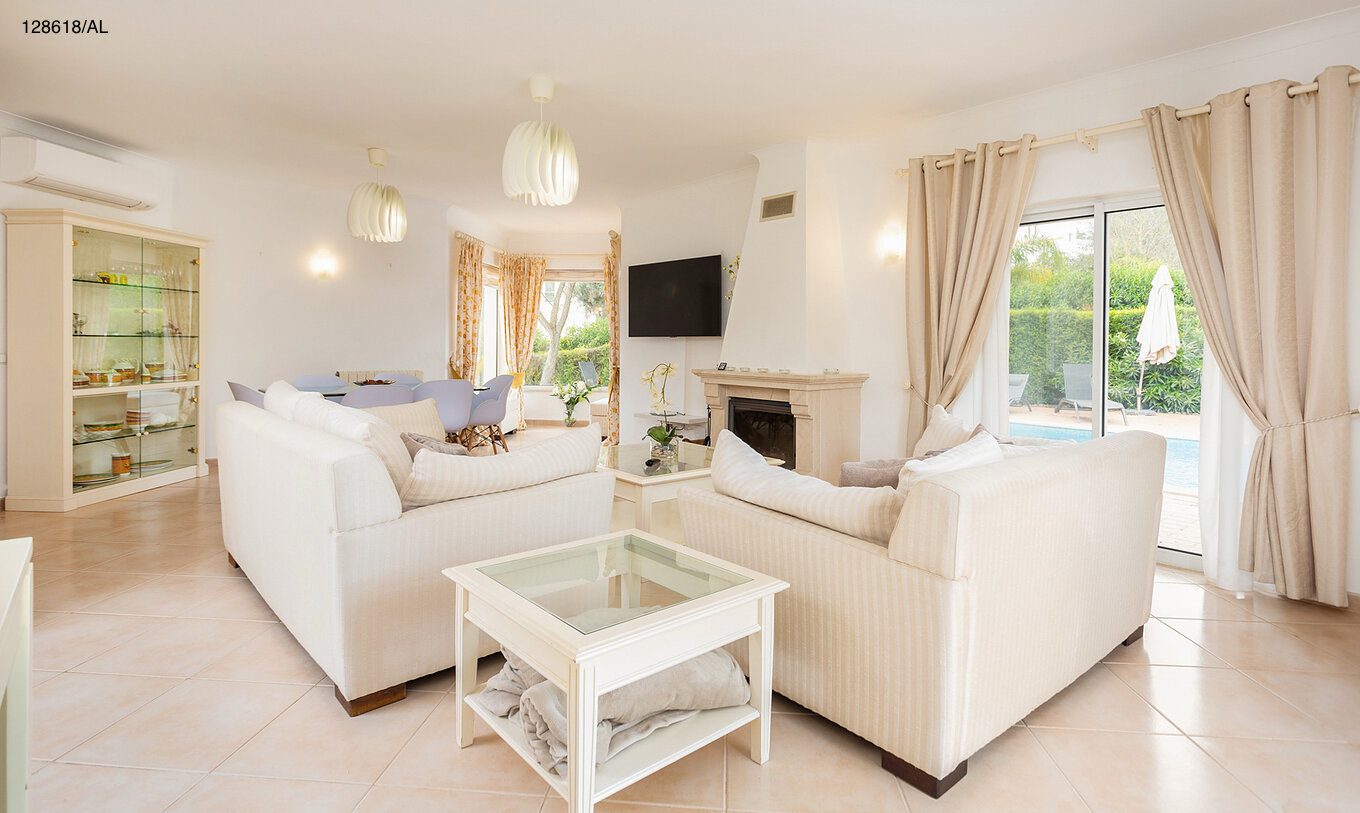 De villa Pestana Carvoeiro Golf V3 Superior heeft een woonkamer met twee banken, een televisie en uitzicht naar buiten