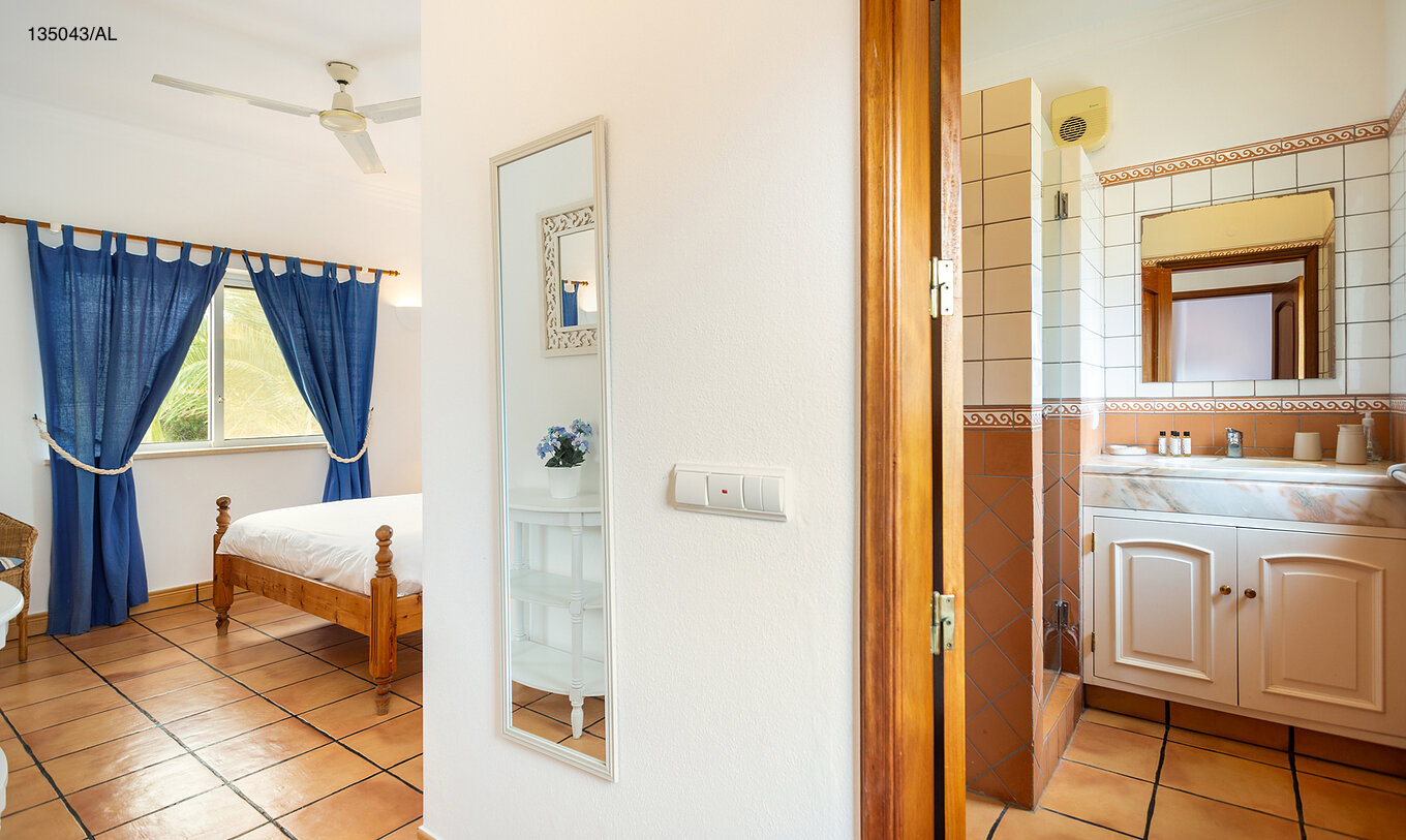De villa Pestana Carvoeiro Golf V4 Standard heeft een slaapkamer met badkamer en spiegel