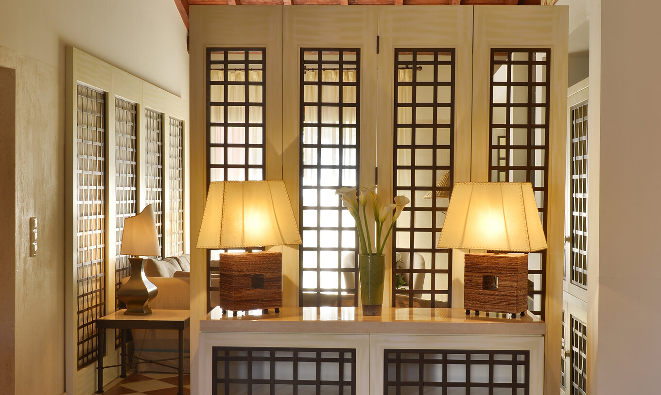 Suite uitzicht tuin Vila Sol van Pestana Vila Sol - Vilamoura heeft een hal met een tafel, twee lampen en een kruik