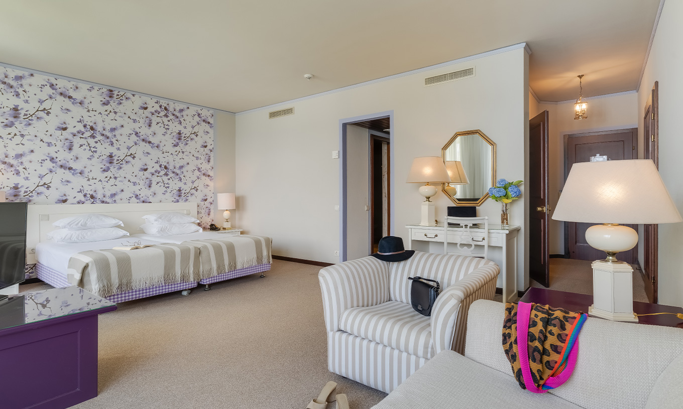 Junior Suite Zeezicht van Pestana Bahia Praia heeft ruime ruimte met twee eenpersoonsbedden, een bank en stoel