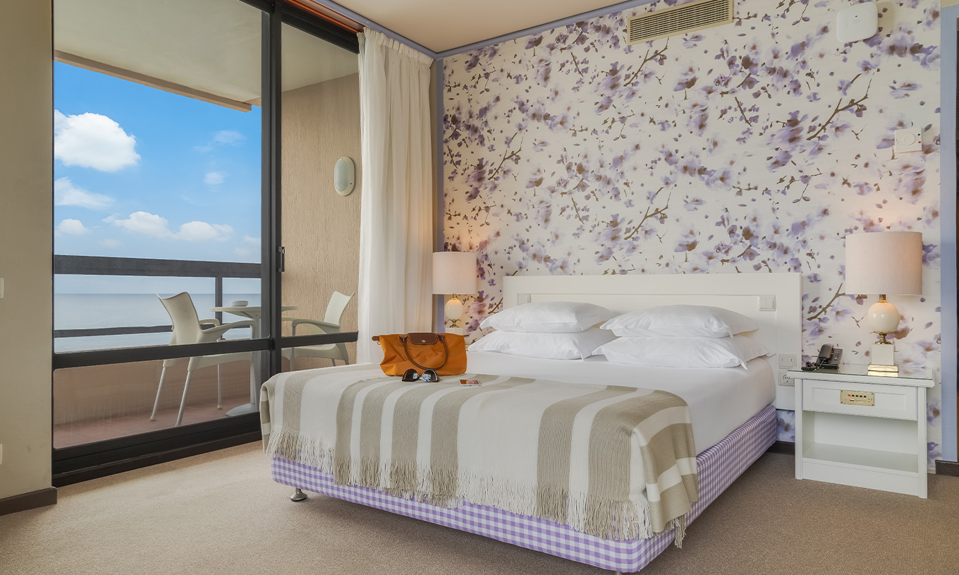 Standard Zeezicht van Pestana Bahia Praia heeft tweepersoonsbed met 4 kussens en balkon met uitzicht op zee