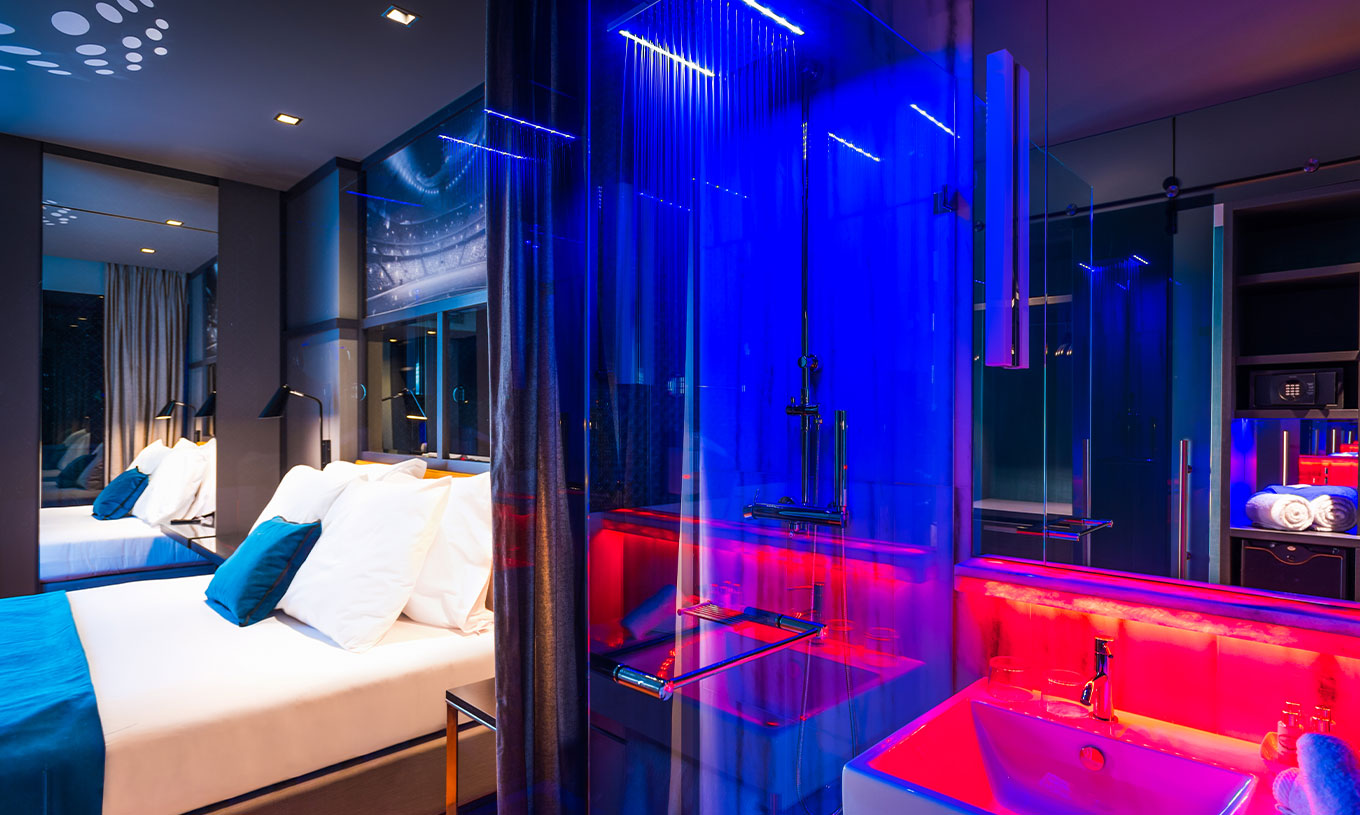 De CR7 Superior van Pestana CR7 Lisboa heeft een tweepersoonsbed en een douche met ledverlichting