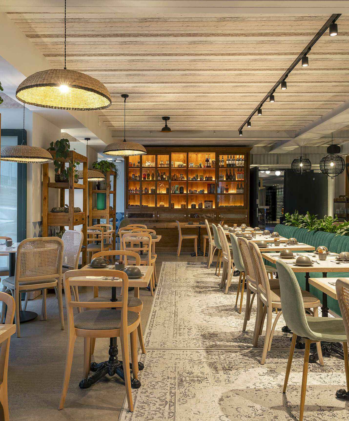 Restaurant Olive van het hotel in het centrum van Lissabon heeft meerdere tafels, planten en moderne decoratie