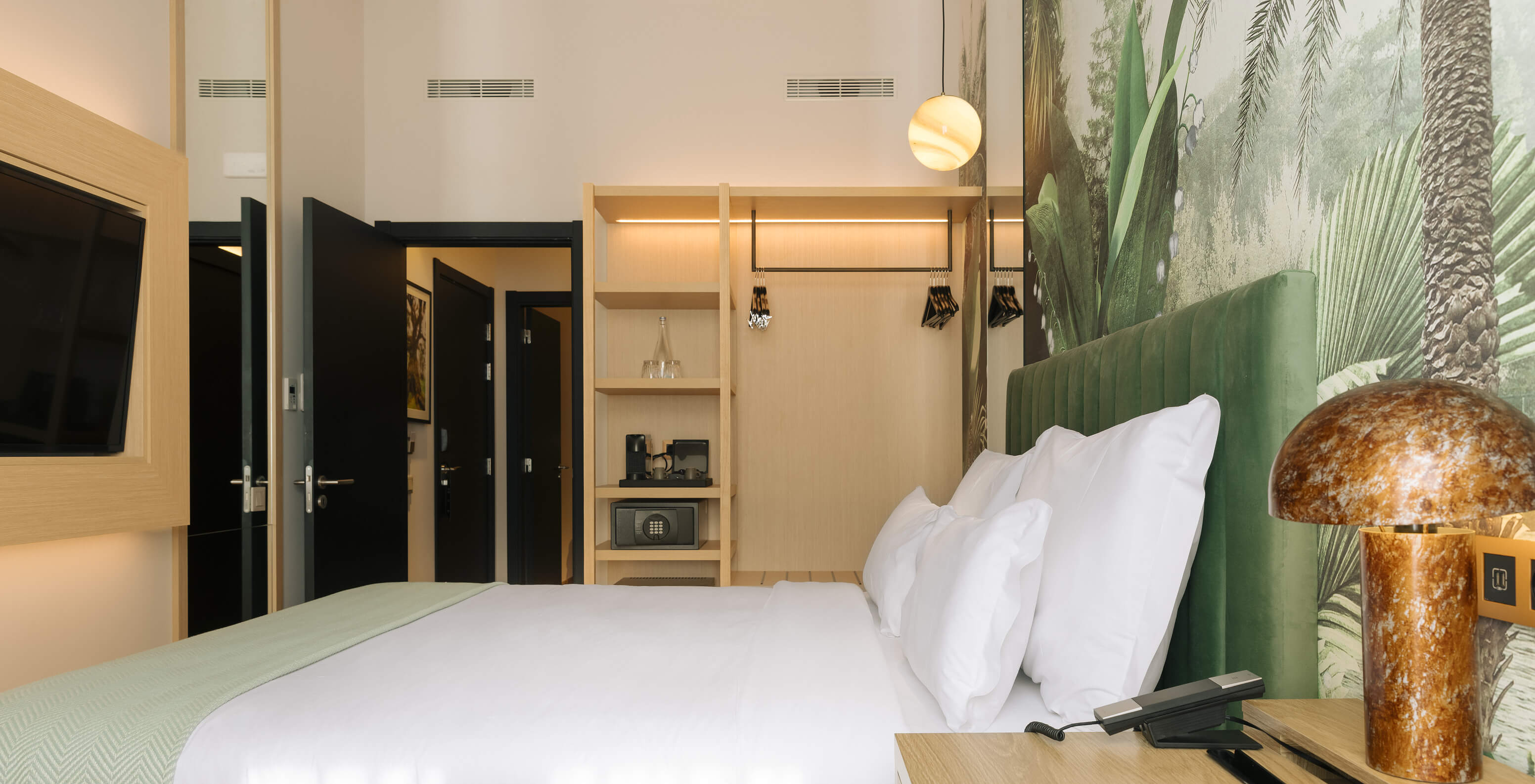 De Family Suite in Pestana Rua Augusta Lisboa heeft een tweepersoonsbed, tv en raam met gordijnen