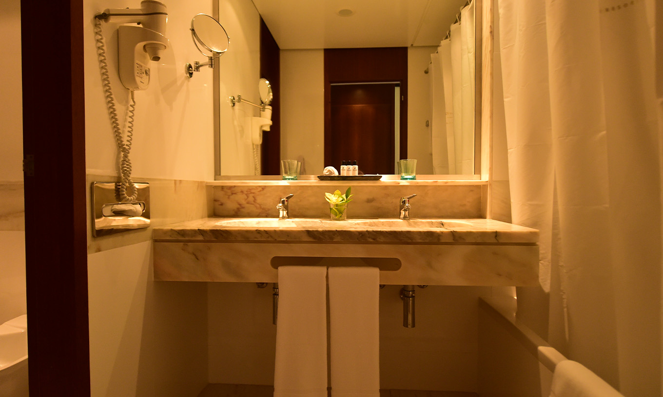 De Klassieke Kamer met Zijzeezicht van Pestana Casino Park heeft een badkamer met marmeren wastafel, bad en haardroger