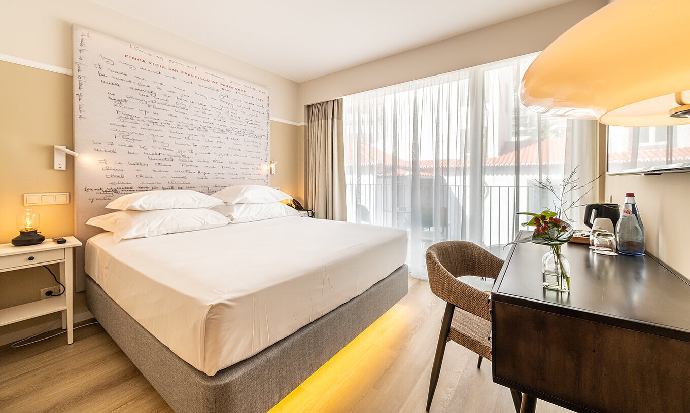 De Superieure Kamer van Pestana Fisherman Village heeft een tweepersoonsbed, met een hoofdeinde met teksten en een veranda