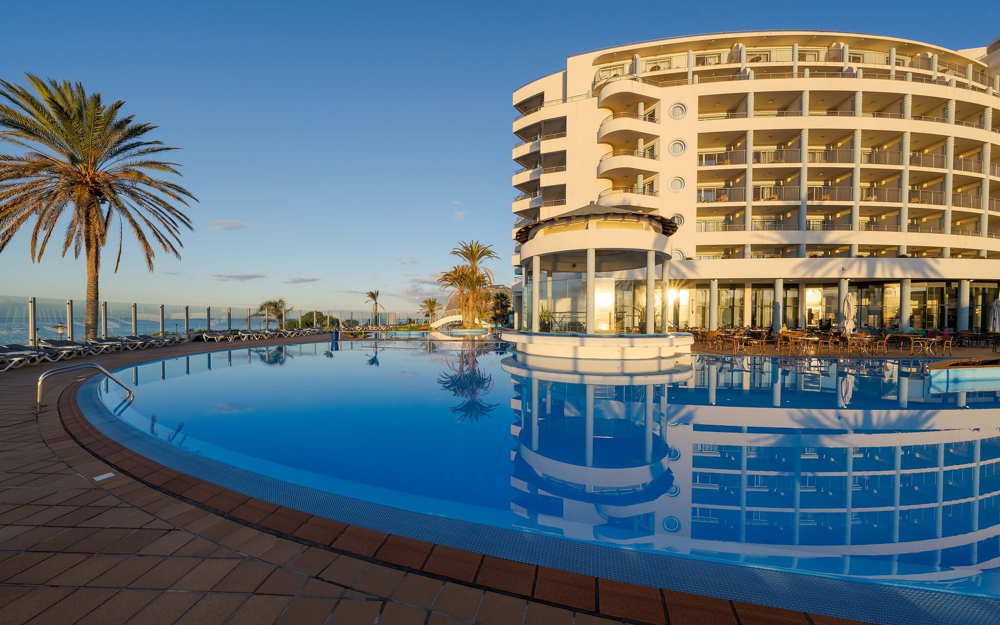 Uitzicht van buiten op het gebouw van Pestana Grand, een 5-sterrenhotel met spa aan zee, in Madeira