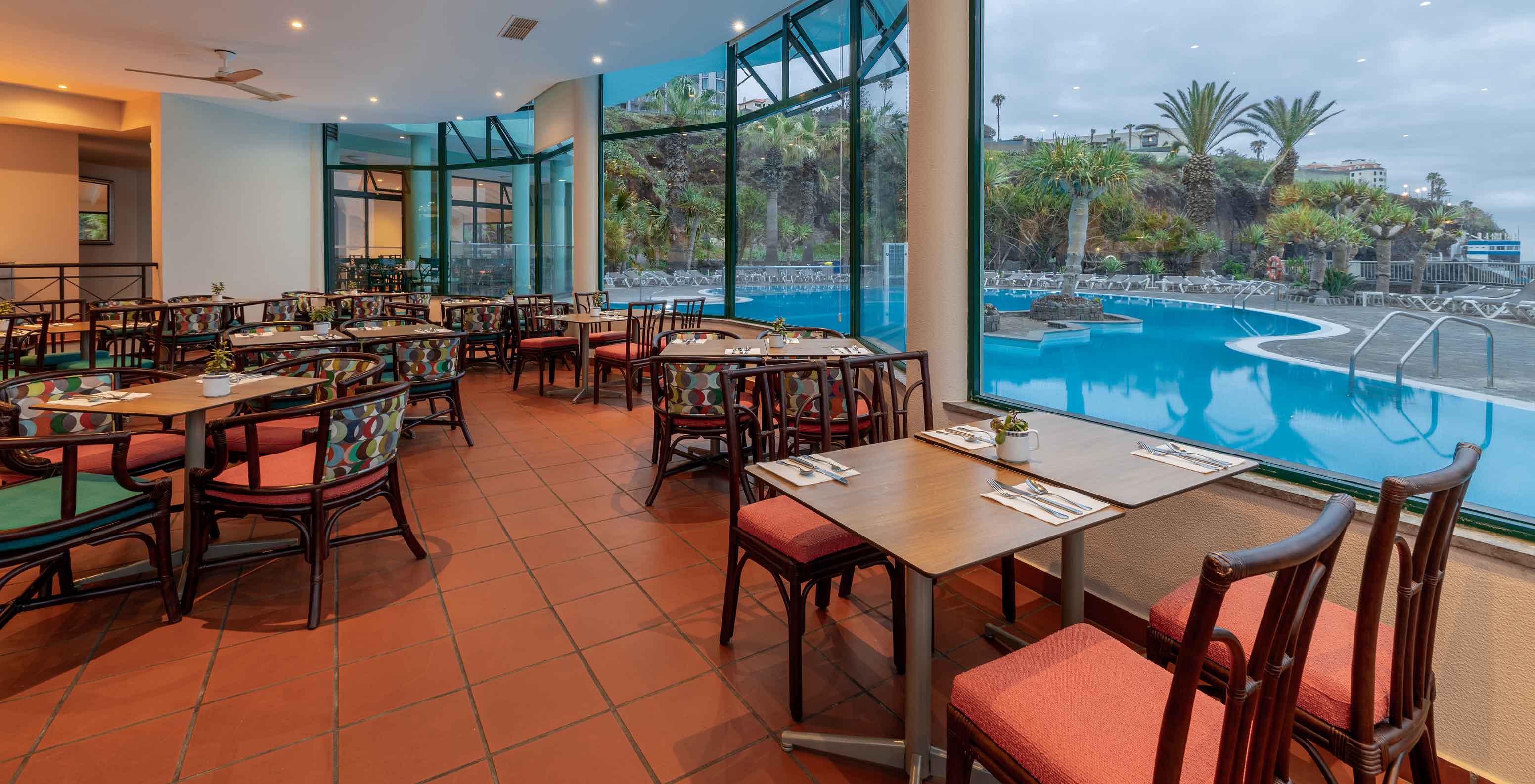 Het Arlequim restaurant van het 5-sterrenhotel in Funchal, Madeira heeft tafels met uitzicht op het zwembad