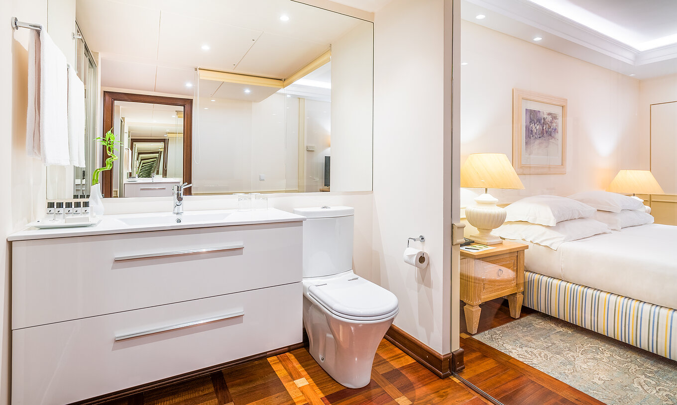 De Deluxe Kamer met Balkon van Pestana Royal All Inclusive heeft badkamer met spiegel, wastafel en toilet