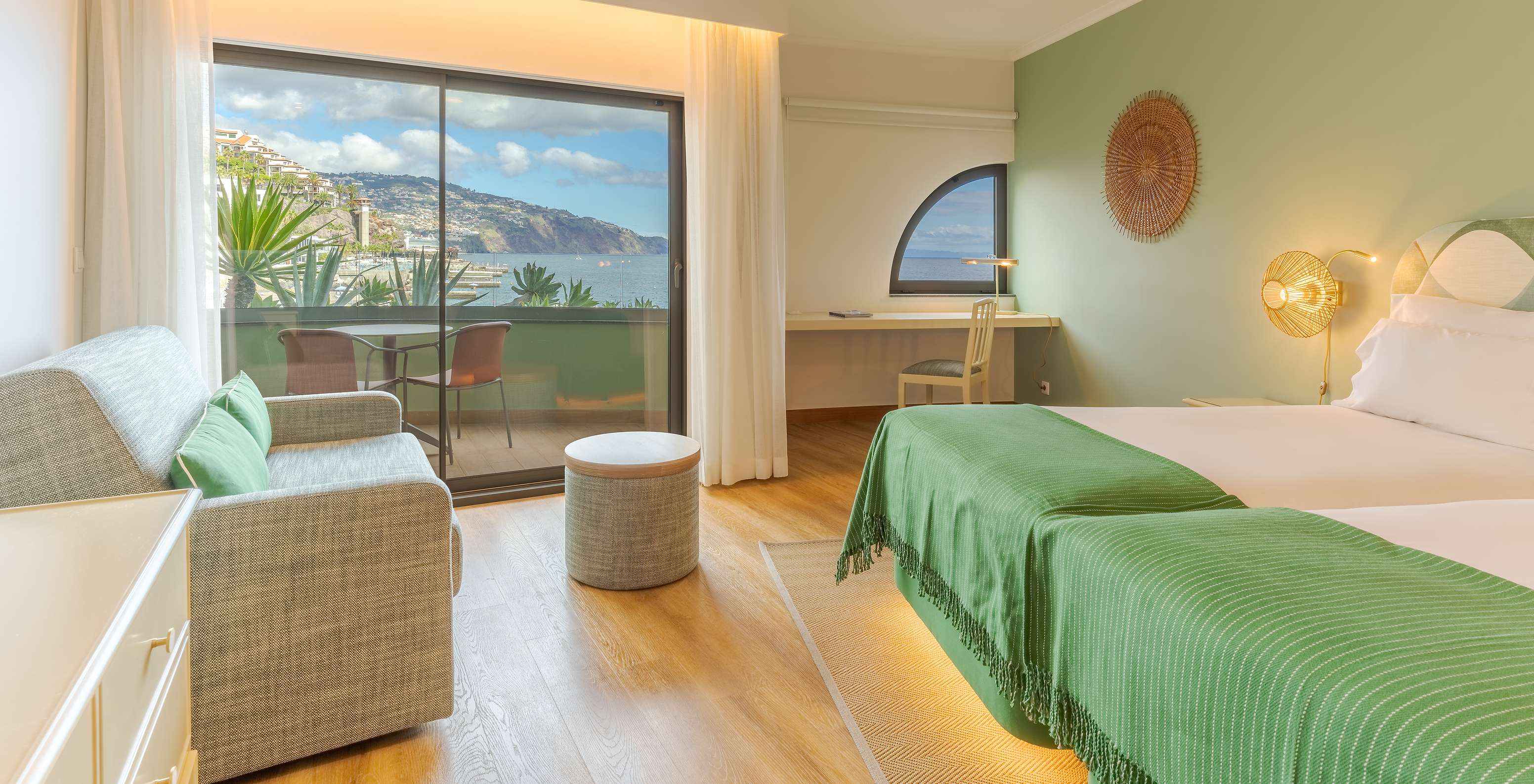 De Classic Sea View Side kamer van Pestana Vila Lido Madeira heeft een klein raam boven het bureau en een balkon