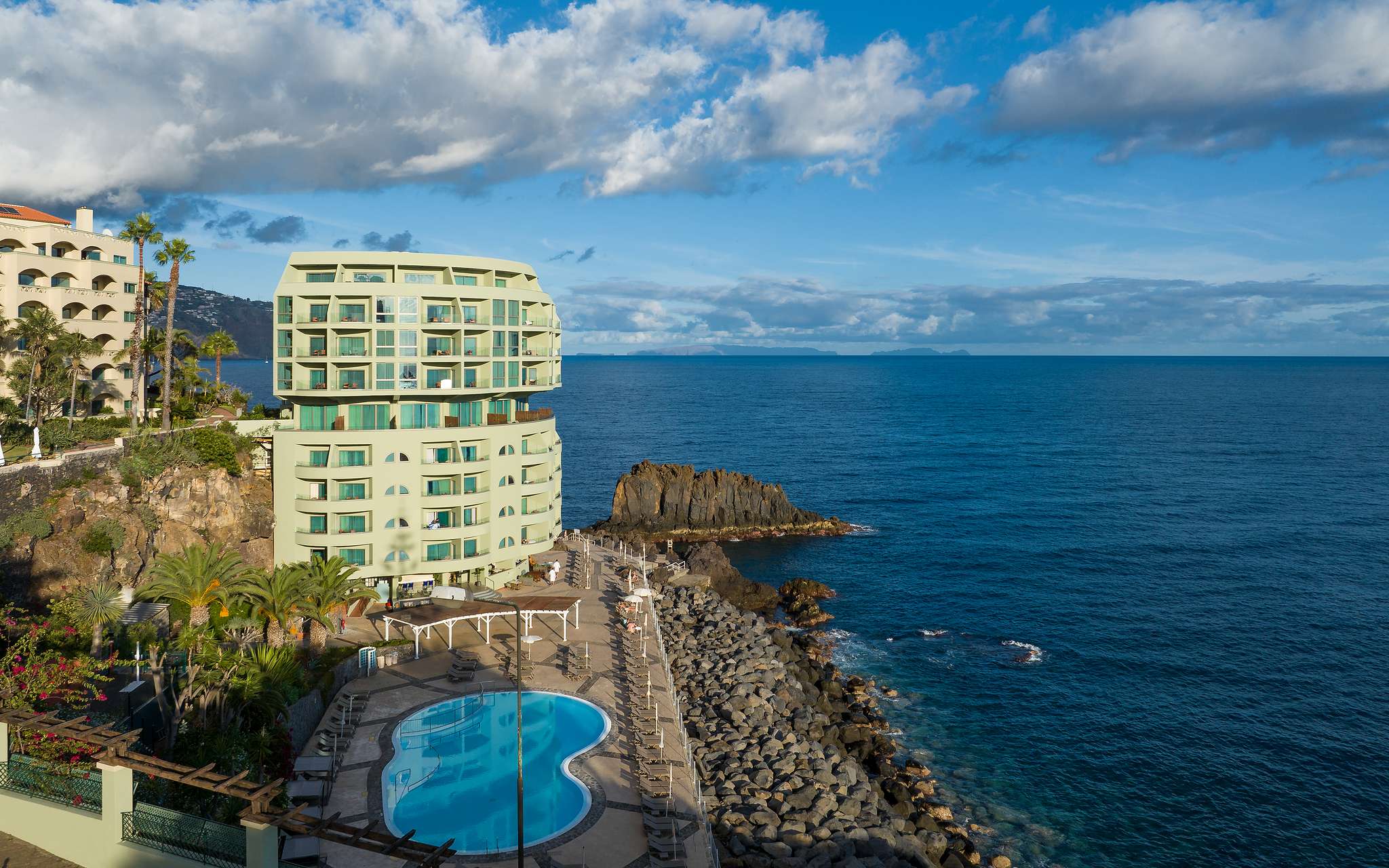 Buitenaanzicht Pestana Vila Lido Madeira, 5-sterrenhotel in Funchal aan zee, zwembad