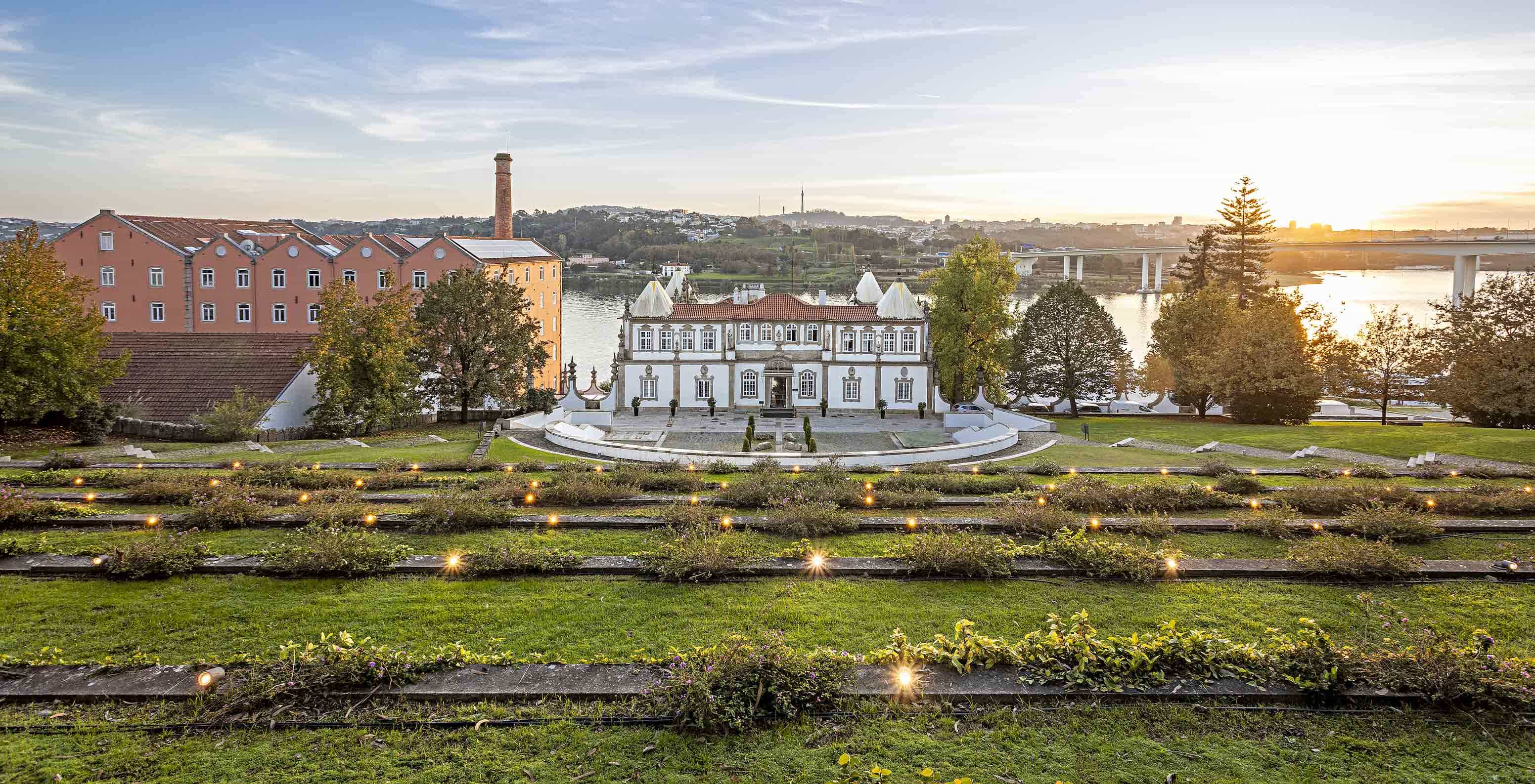 Panoramisch uitzicht op Pestana Palácio do Freixo, met tuinen aan de voorkant en de rivier de Douro erachter