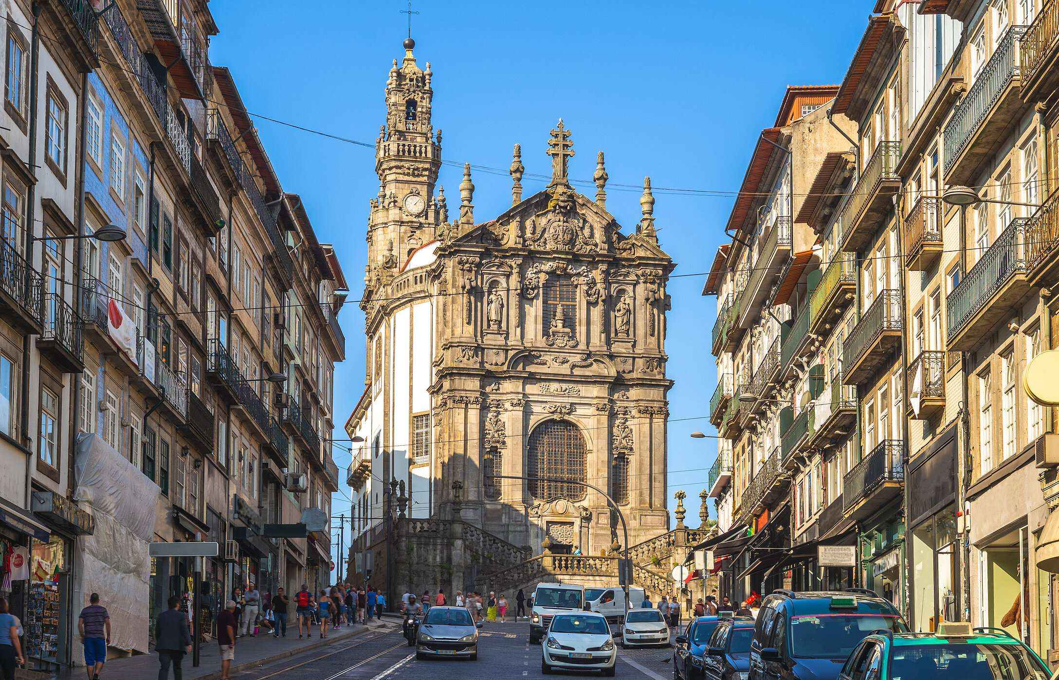 Uitzicht op de Clerigoskerk, een indrukwekkende kerk in Porto, met de beroemde hoge toren en de uitgebreide gevel