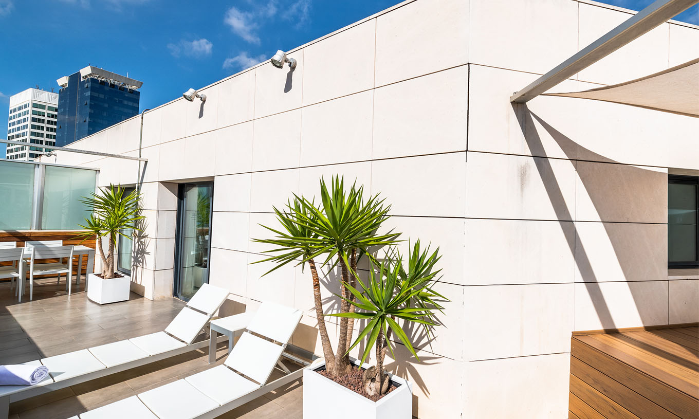 Junior Suite in Pestana Arena Barcelona heeft een dakterras met ligstoelen en planten om te ontspannen