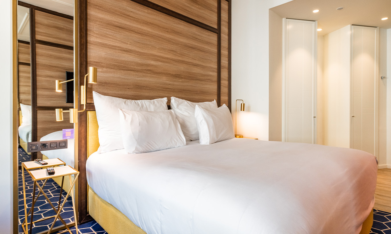 De Fantastic 7 Room van Pestana CR7 Gran Vía Madrid heeft een tweepersoonsbed met nachttafel, lampen, spiegel en kasten