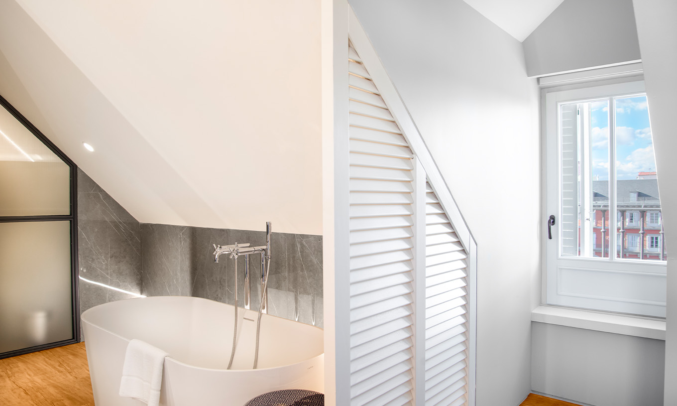 De Suite Plaza Mayor van Pestana Plaza Mayor Madrid heeft een badkamer met bad en raam met uitzicht op de Plaza Mayor