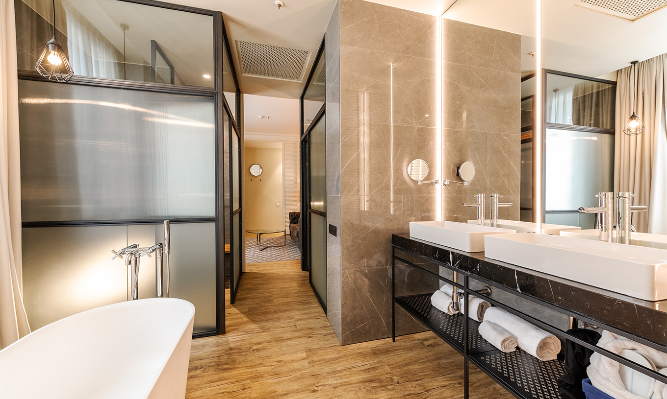 De Suite van Pestana Plaza Mayor Madrid heeft een grote badkamer met twee wastafels spiegel en badkuip