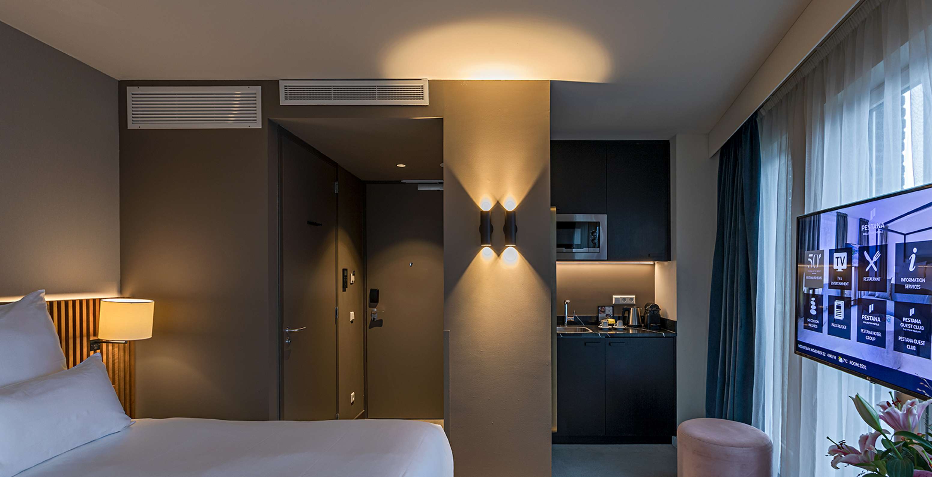 Klassieke Studio kamer Pestana Amsterdam Riverside heeft een tweepersoonsbed en kitchenette met magnetron