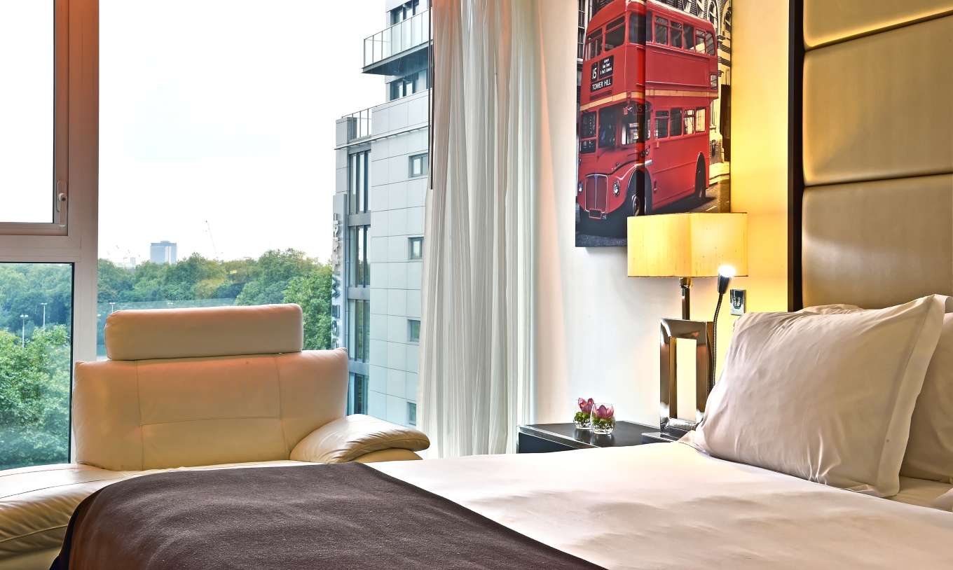 De Premium Twin in het Pestana Chelsea Bridge heeft een tweepersoonsbed en uitzicht op Battersea Park