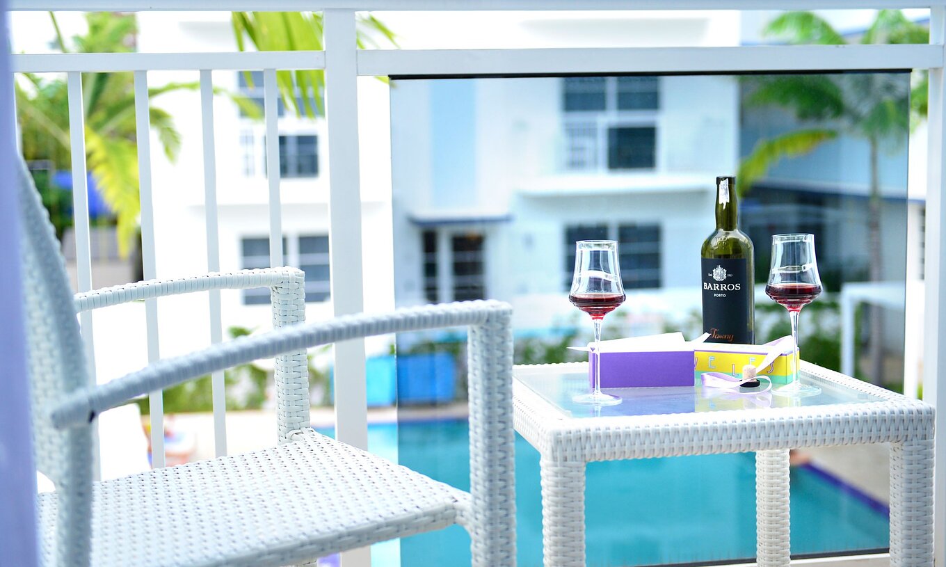 De Superior tweepersoonsbedden met balkon biedt uitzicht op zwembad en palmen bij Pestana Miami.