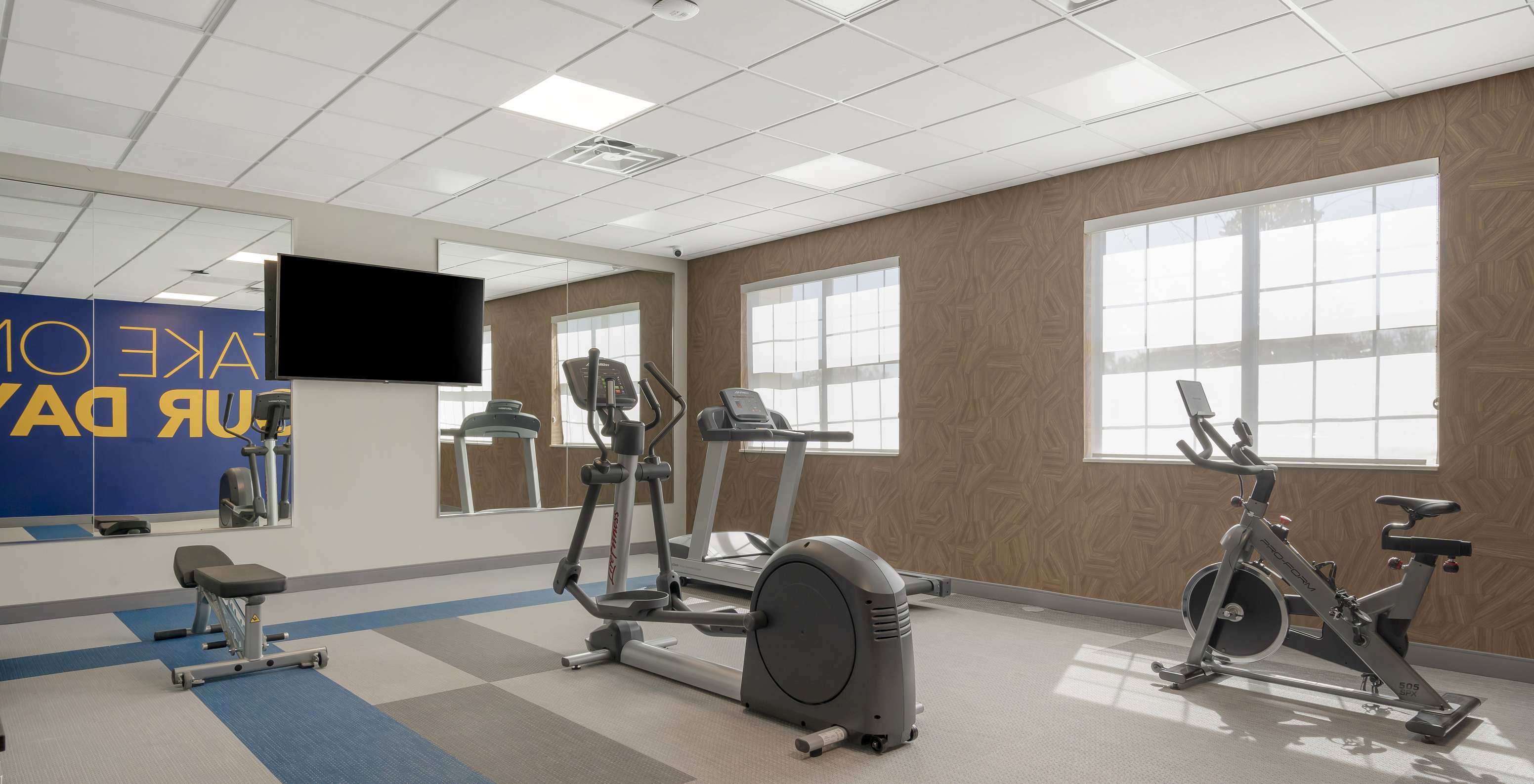 Pestana Orlando, hotel met zwembad dichtbij de themaparken van Disney, heeft een gym met machines en een televisie